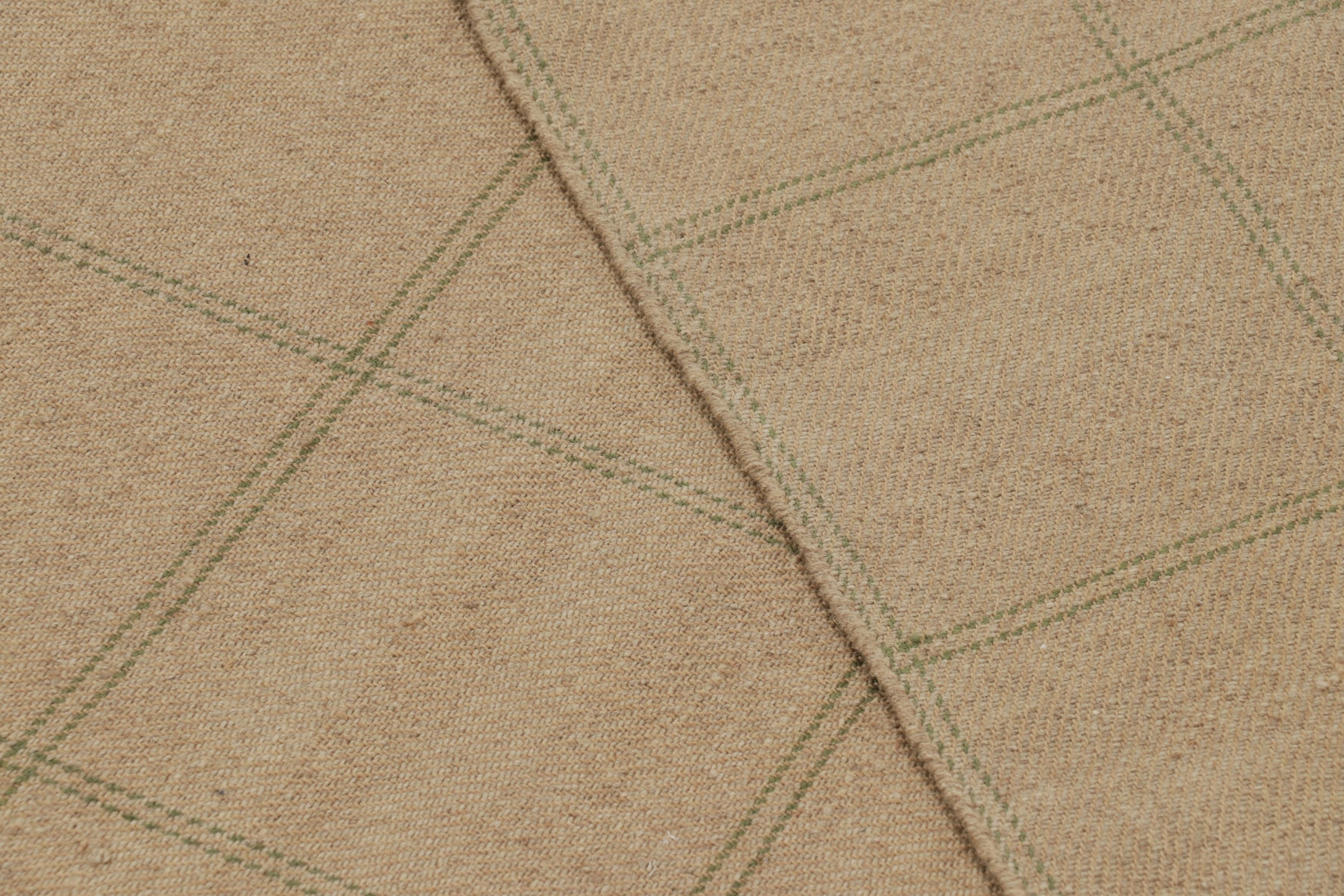 Lana Rug & Kilim: design moderno di un tappeto personalizzato in beige con motivi geometrici verdi in vendita