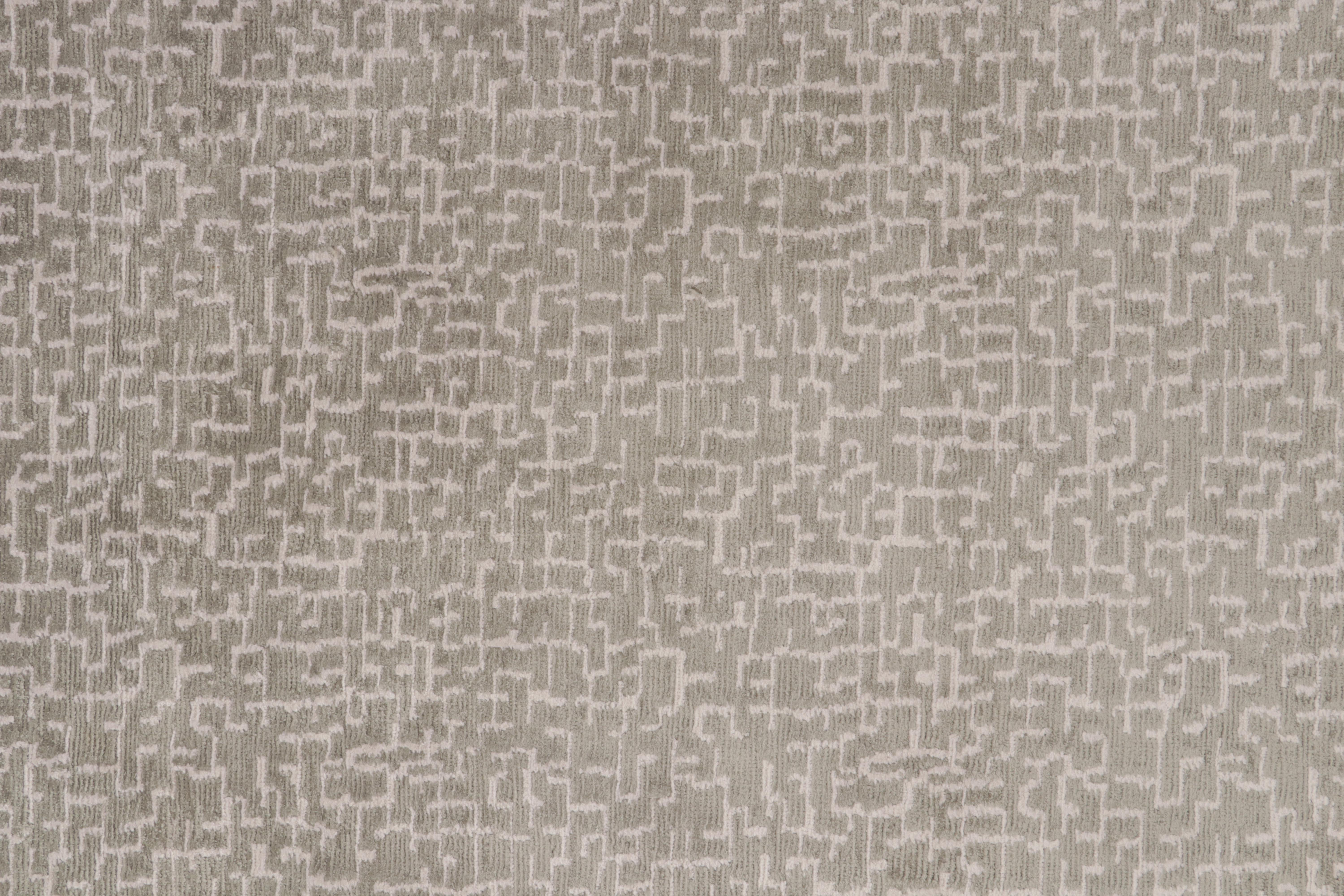 Rug & Kilim’s Modern Custom rug in Silver-Gray with White Geometric Pattern In New Condition For Sale In Long Island City, NY