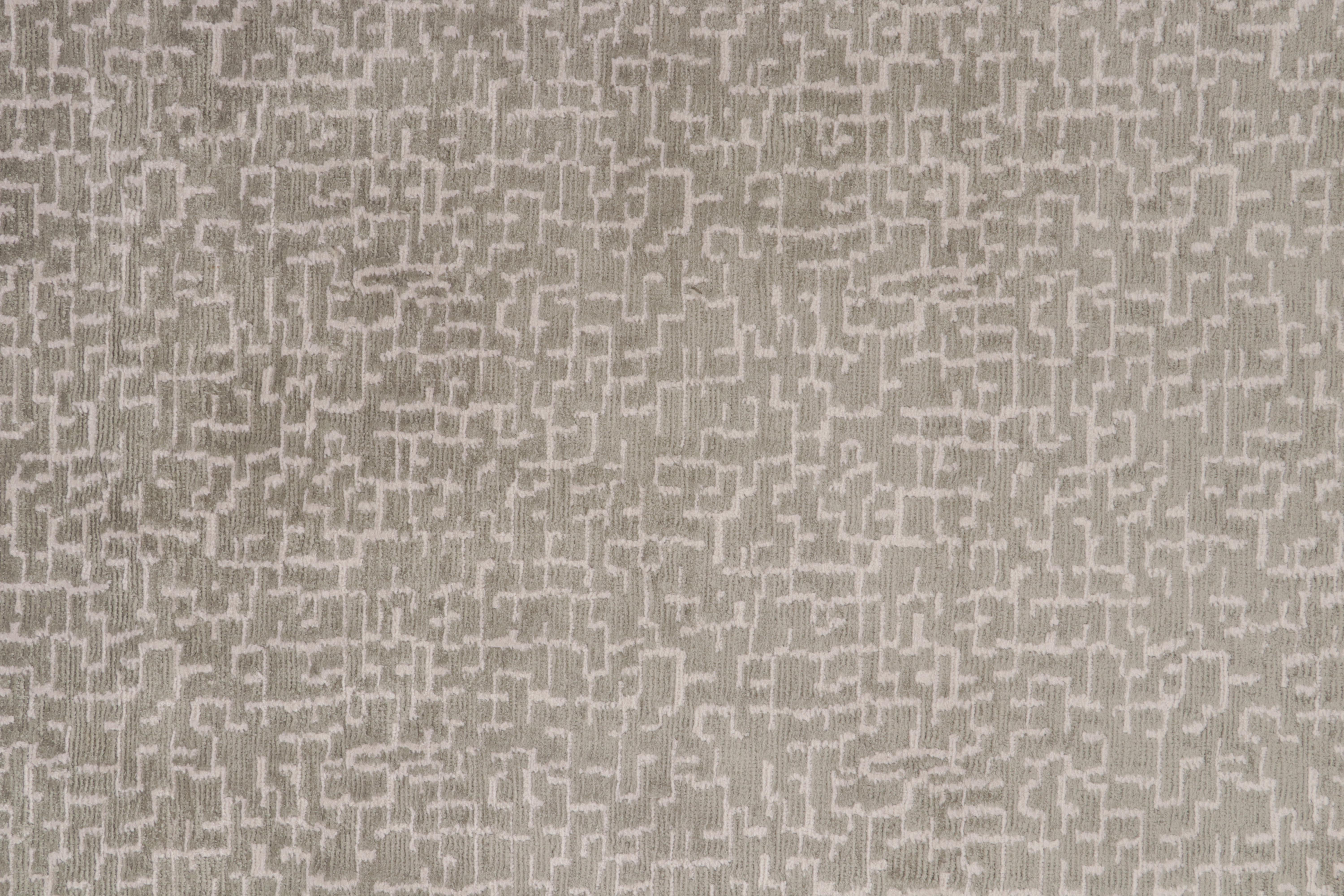Rug & Kilim's Modern Custom Teppich in Silbergrau mit weißem geometrischem Muster (Handgeknüpft) im Angebot