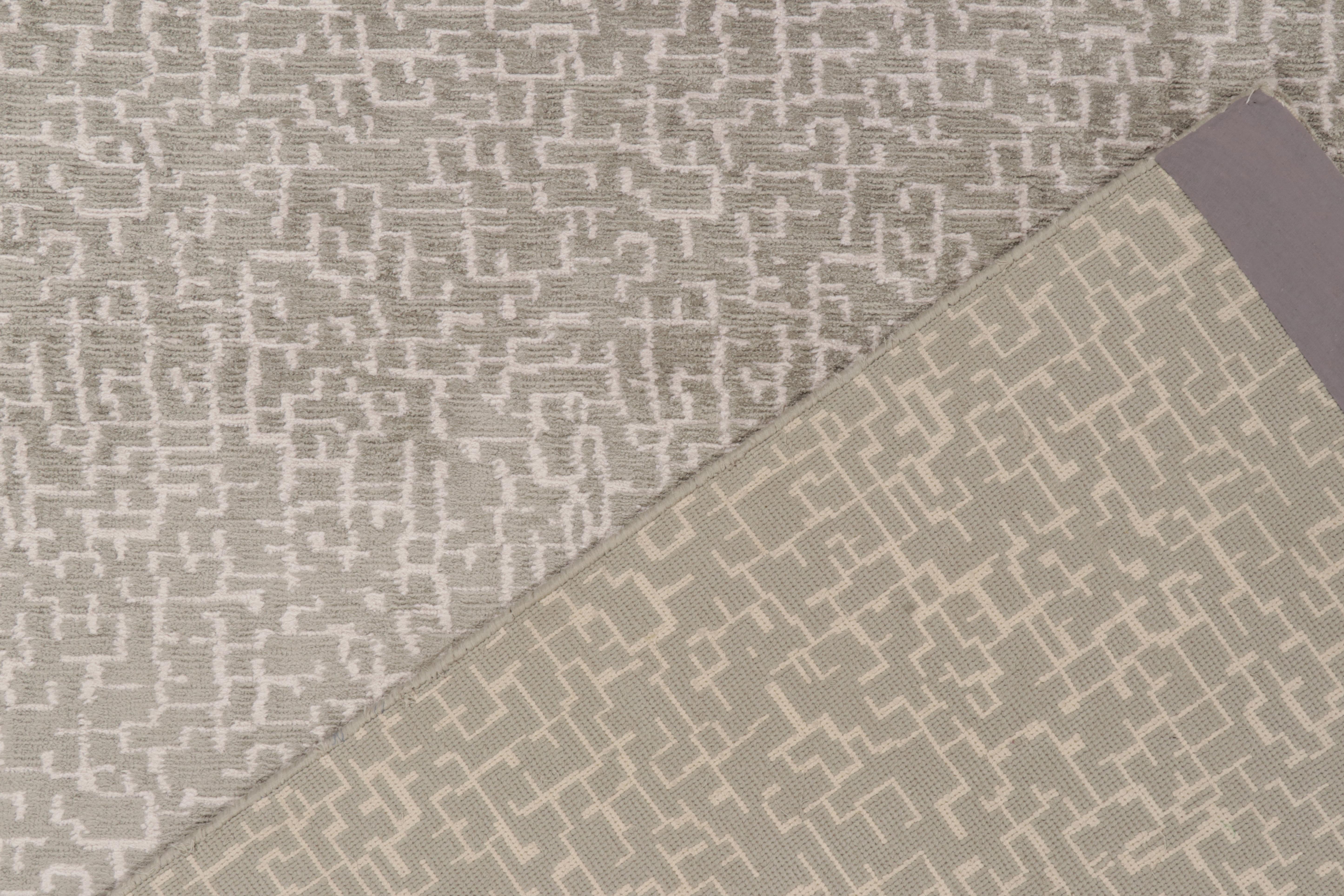Rug & Kilim's Modern Custom Teppich in Silbergrau mit weißem geometrischem Muster im Zustand „Neu“ im Angebot in Long Island City, NY