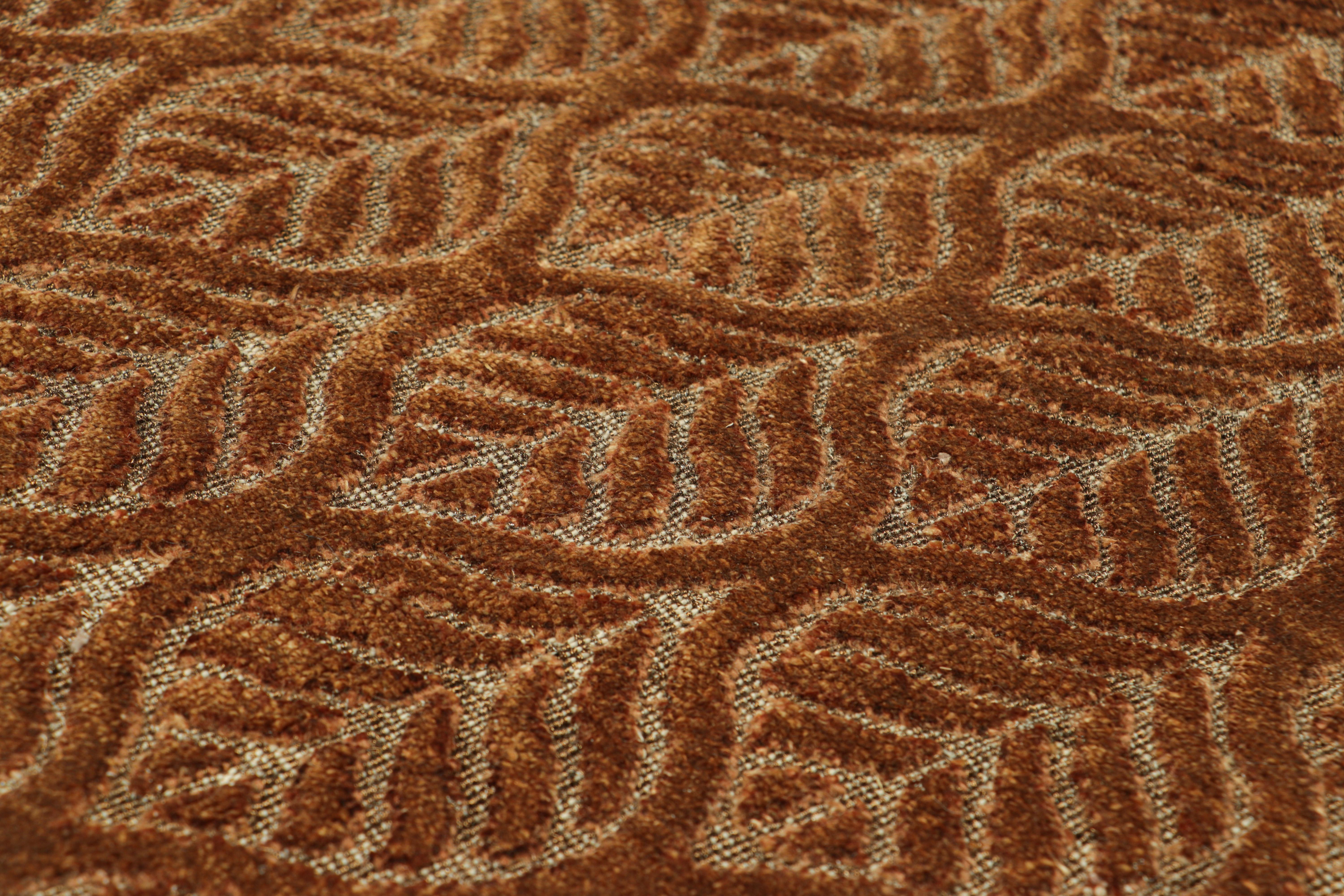 Muestra de alfombra moderna a medida de Rug & Kilim, motivos florales marrón bronce y óxido Indio en venta