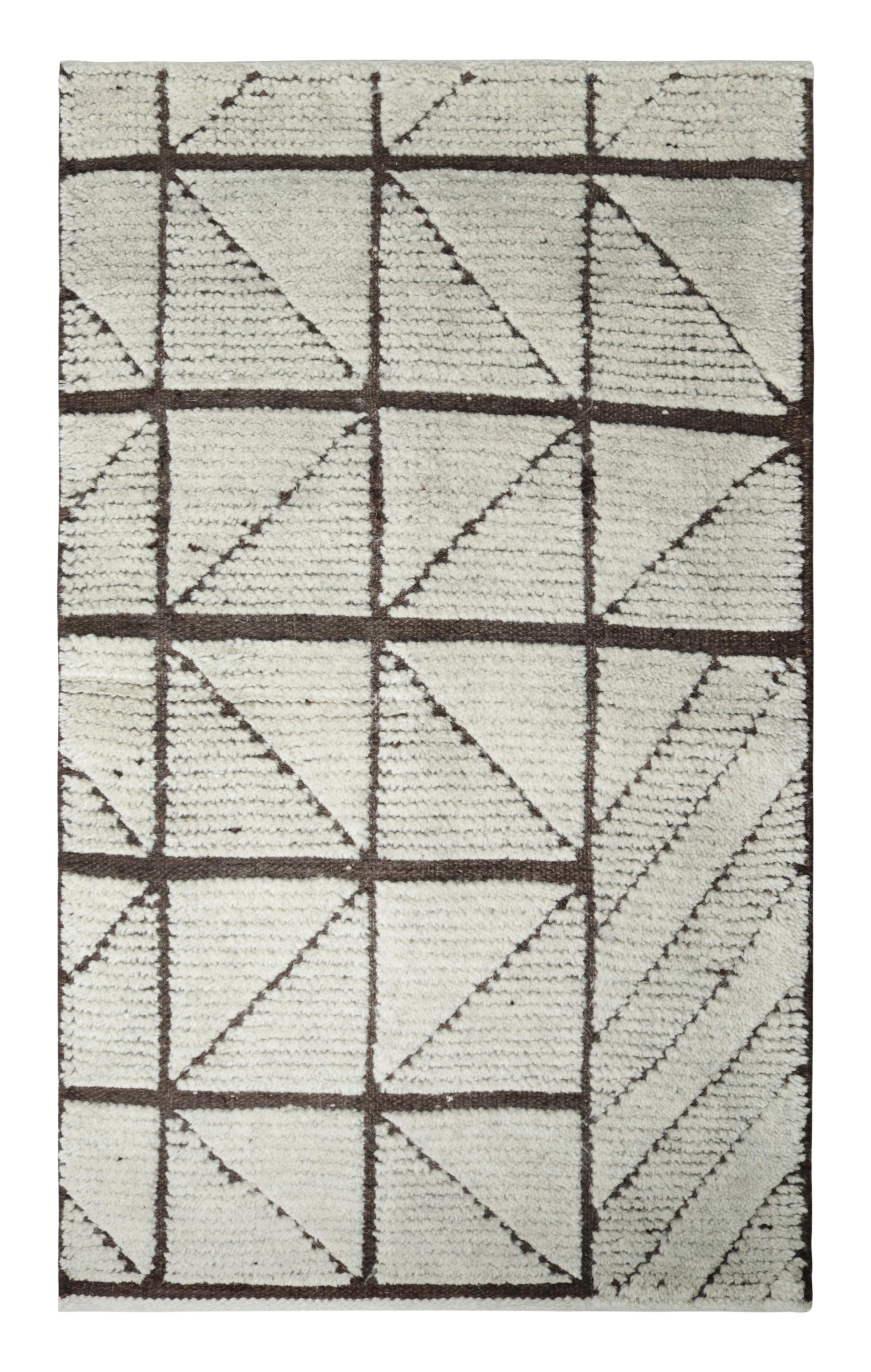 Indiano Campione di tappeto moderno personalizzato Rug & Kilim, motivo geometrico marrone e bianco in vendita