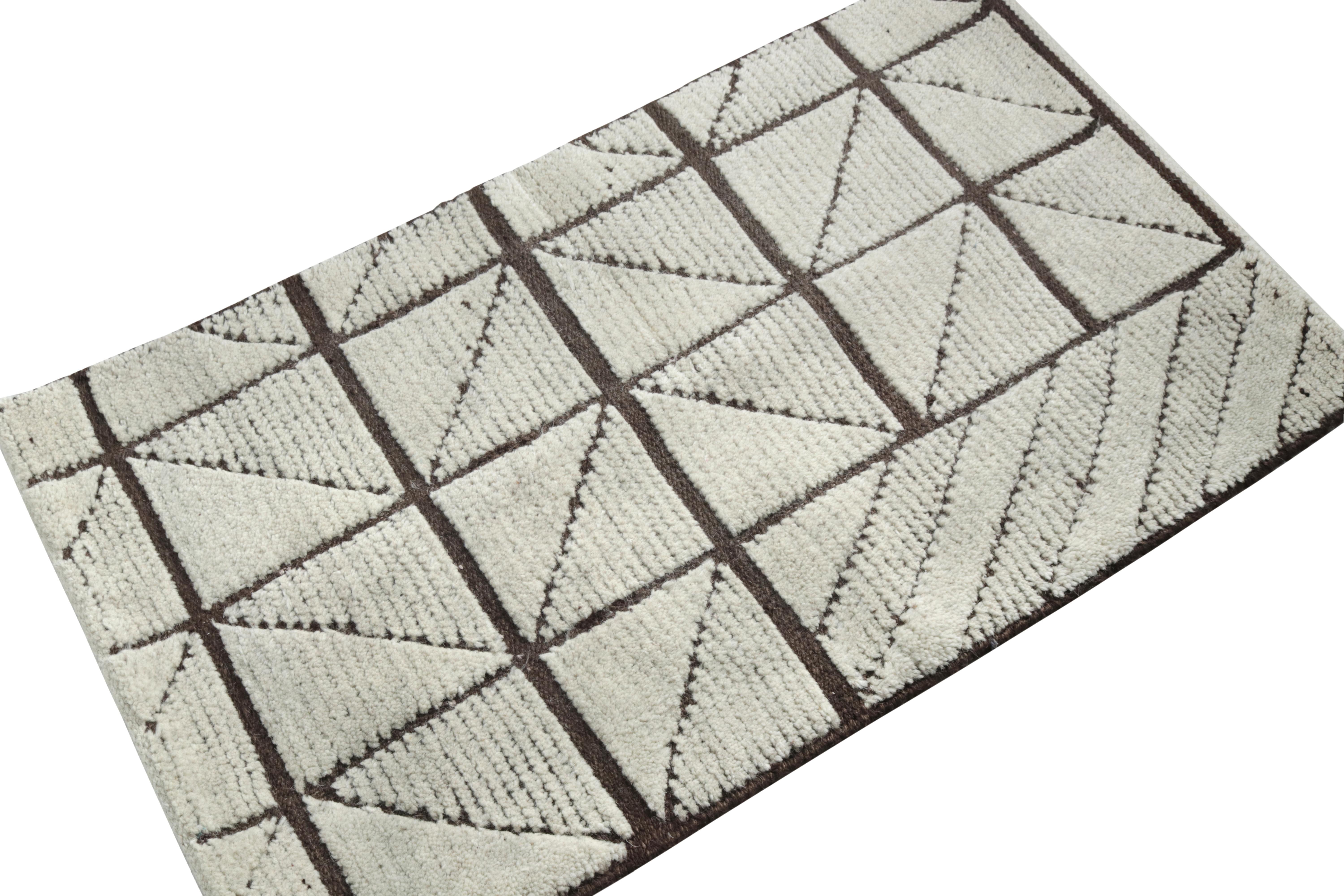 Annodato a mano Campione di tappeto moderno personalizzato Rug & Kilim, motivo geometrico marrone e bianco in vendita