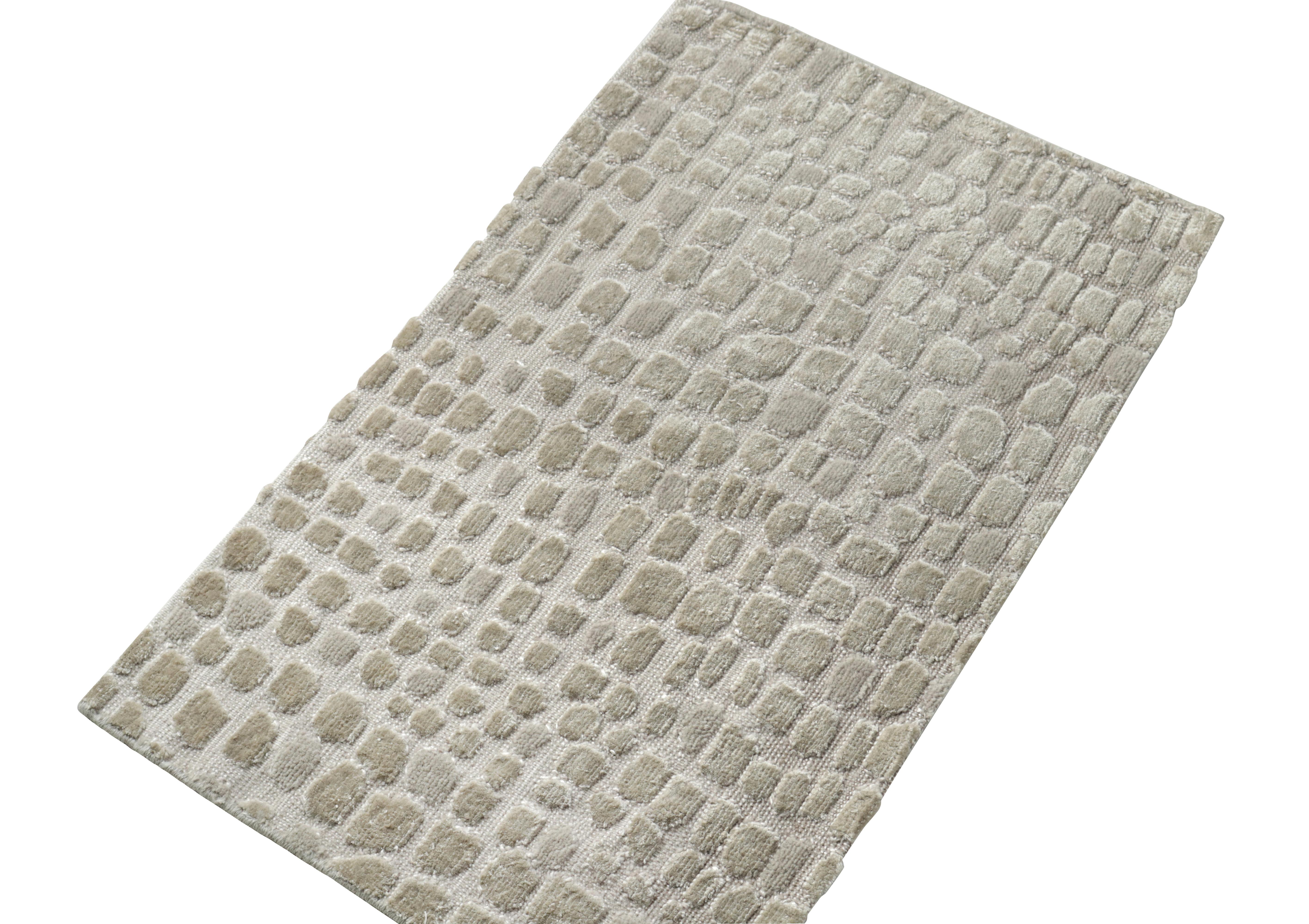 Rug & Kilim's Modern Custom Rug Sample, Grau und Beige High-Low Geometric Patter (Indisch) im Angebot