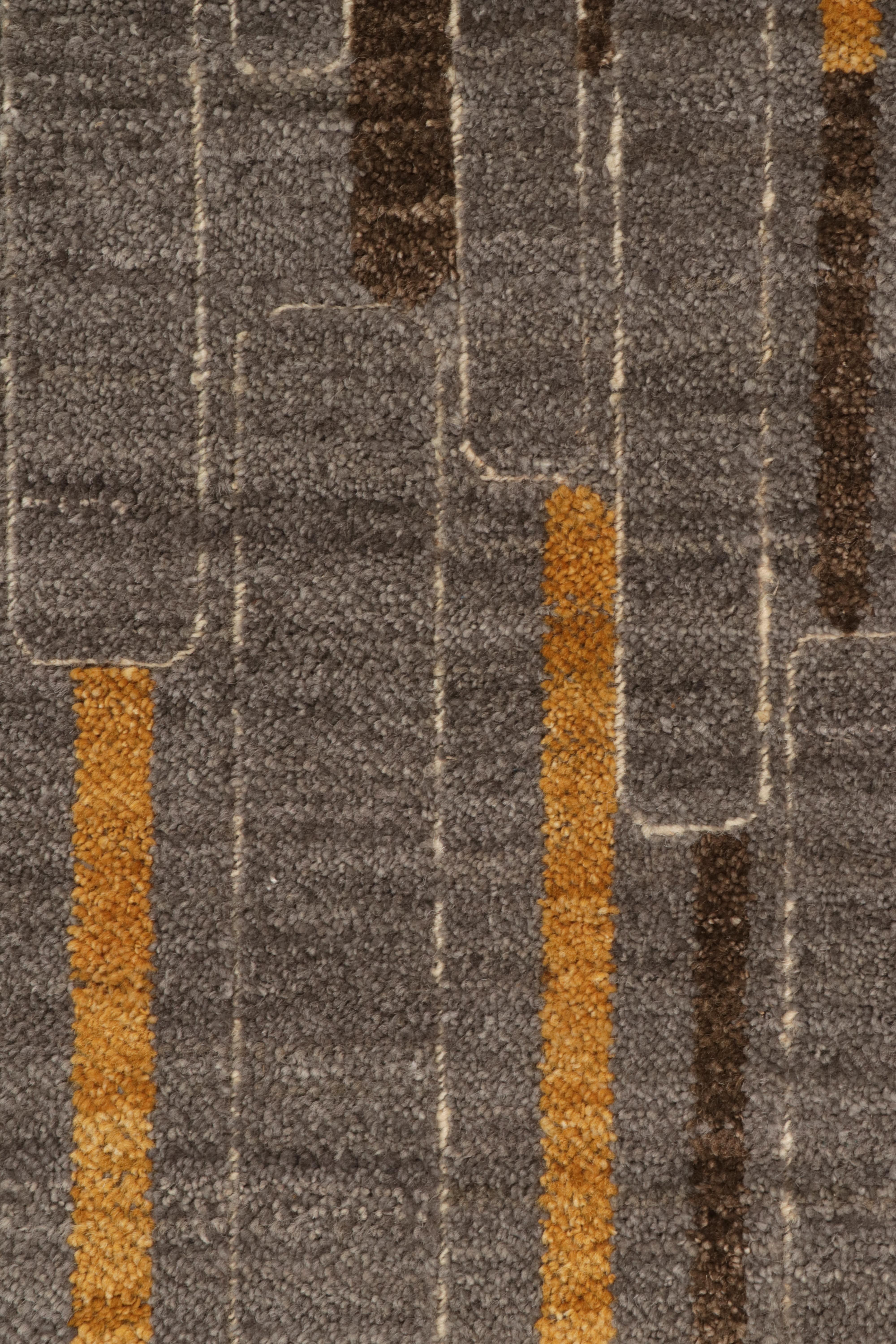 Moderno Campione di tappeto moderno personalizzato Rug & Kilim, motivi geometrici grigio, oro e marrone in vendita