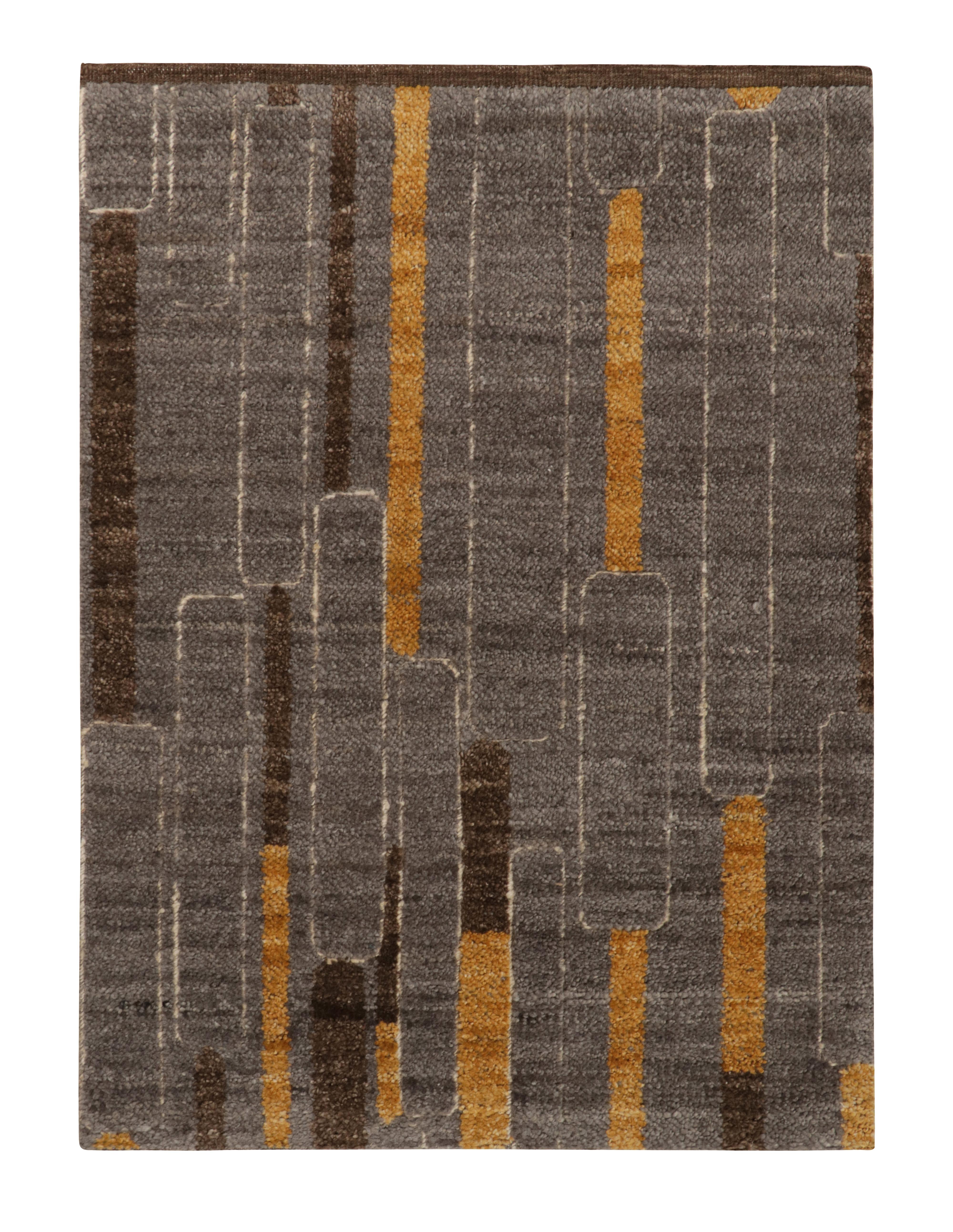 Indiano Campione di tappeto moderno personalizzato Rug & Kilim, motivi geometrici grigio, oro e marrone in vendita