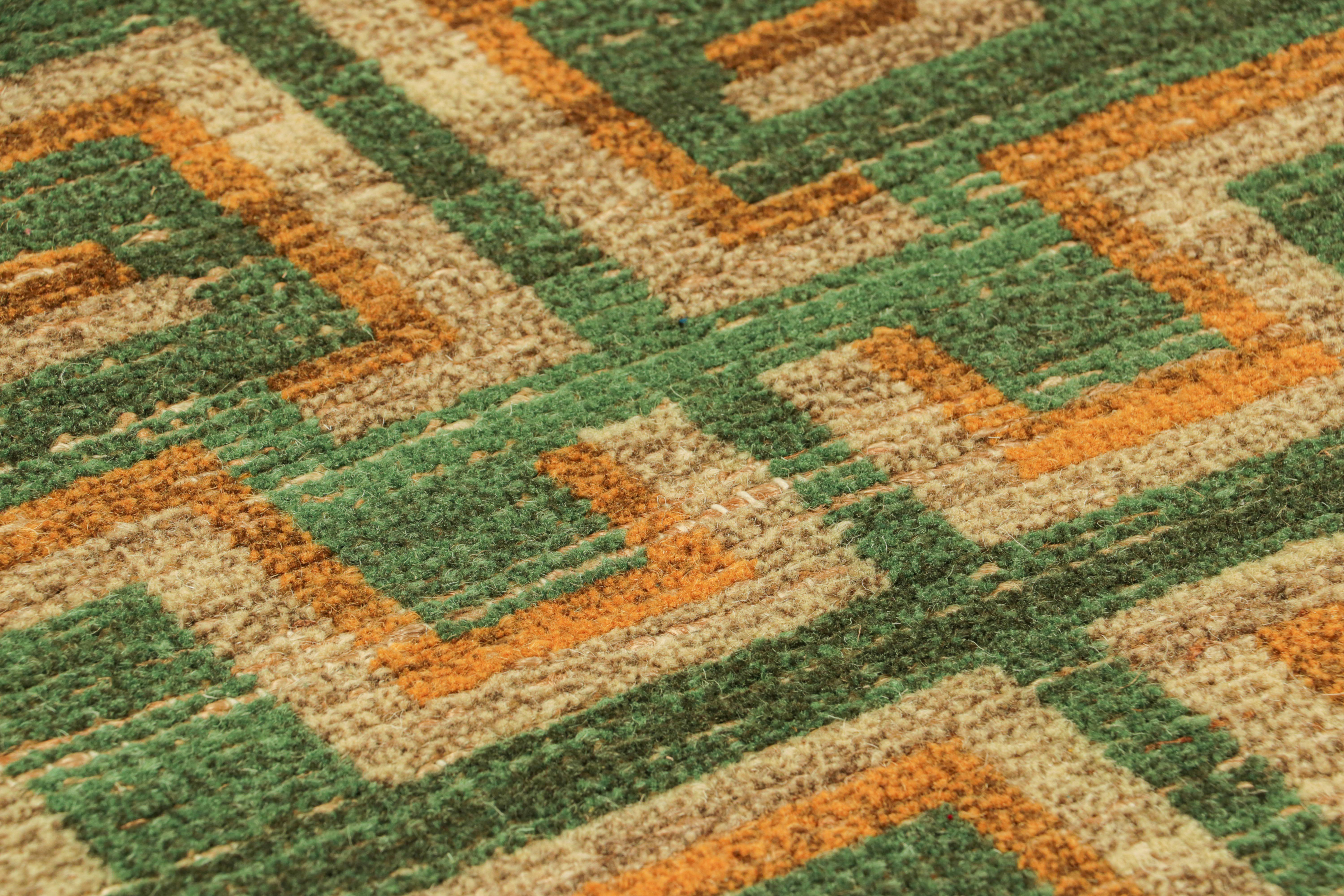 Indien The Modern & Kilim's Modern Custom Rug Sample, Green and Beige-Brown Greek Key Patterns (échantillon de tapis moderne sur mesure, vert et beige-brun) en vente
