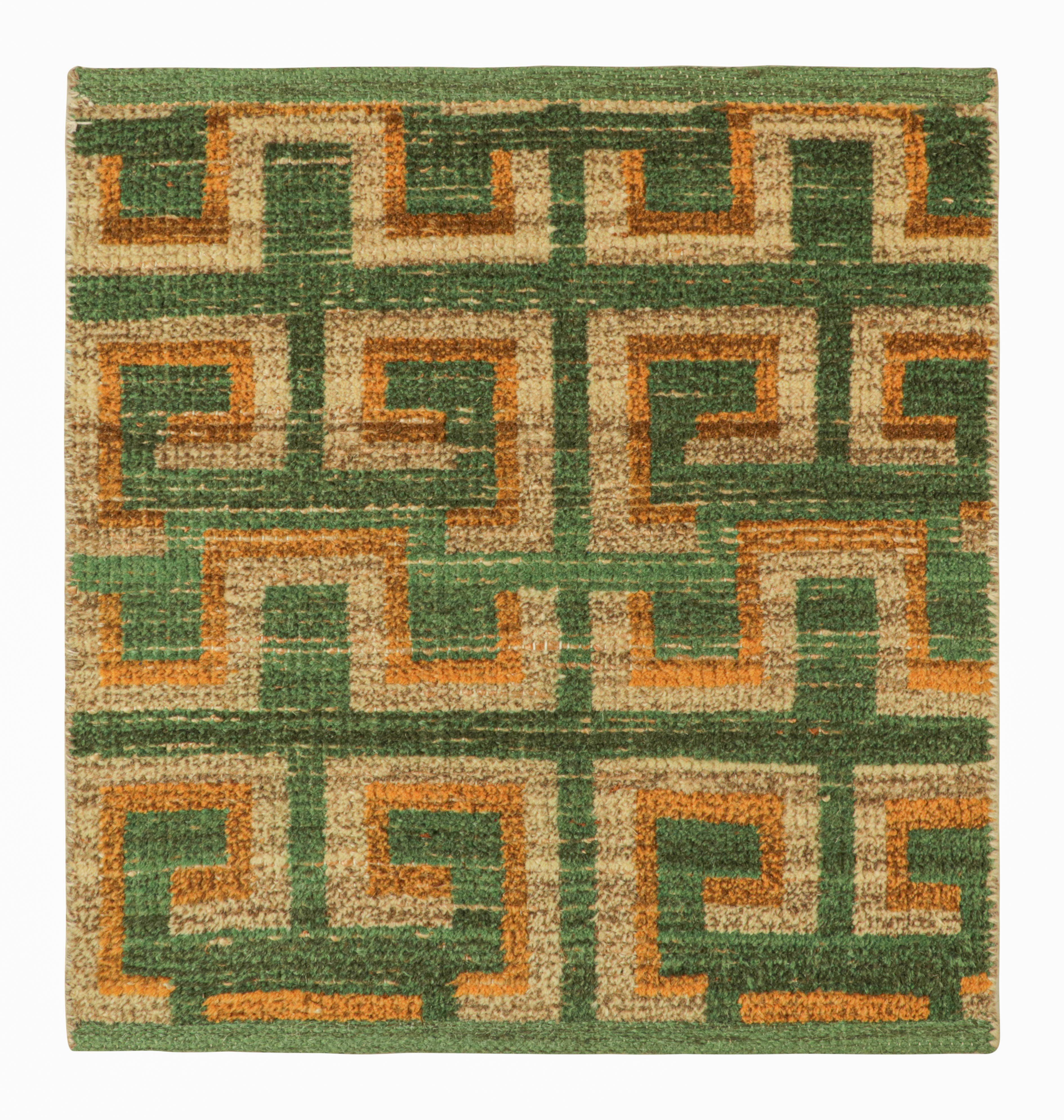 Noué à la main The Modern & Kilim's Modern Custom Rug Sample, Green and Beige-Brown Greek Key Patterns (échantillon de tapis moderne sur mesure, vert et beige-brun) en vente