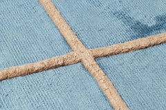 Rug & Kilim: campione di tappeto moderno personalizzato in blu e marrone con motivi geometrici