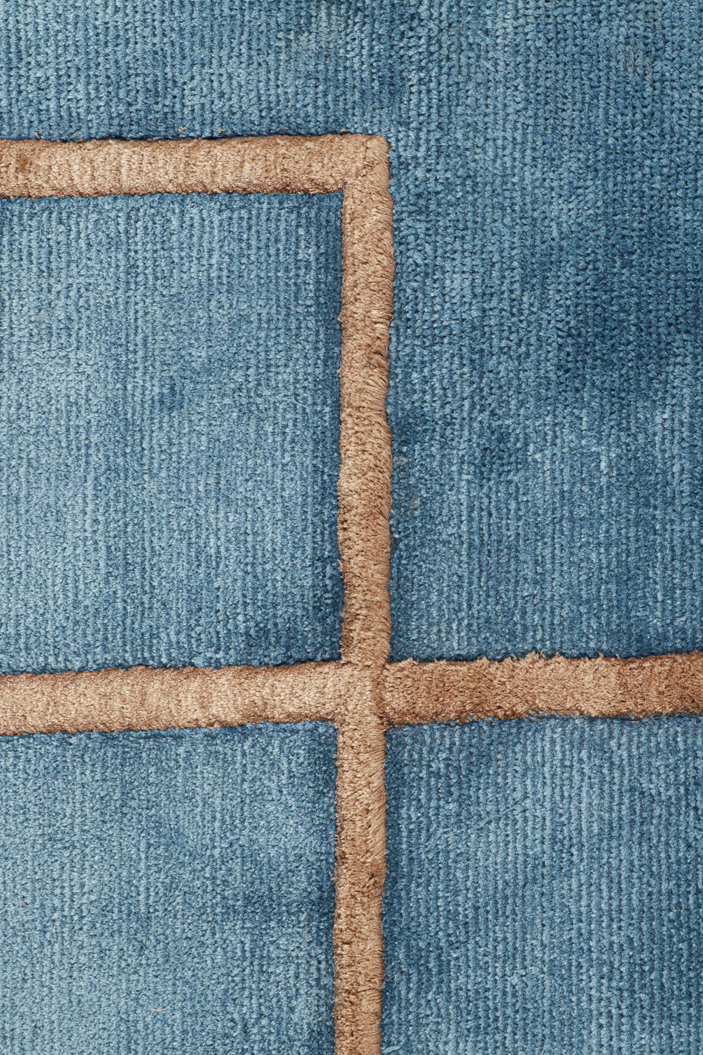 Muestra de alfombra moderna a medida de Rug & Kilim en azul y marrón con motivos geométricos Moderno en venta