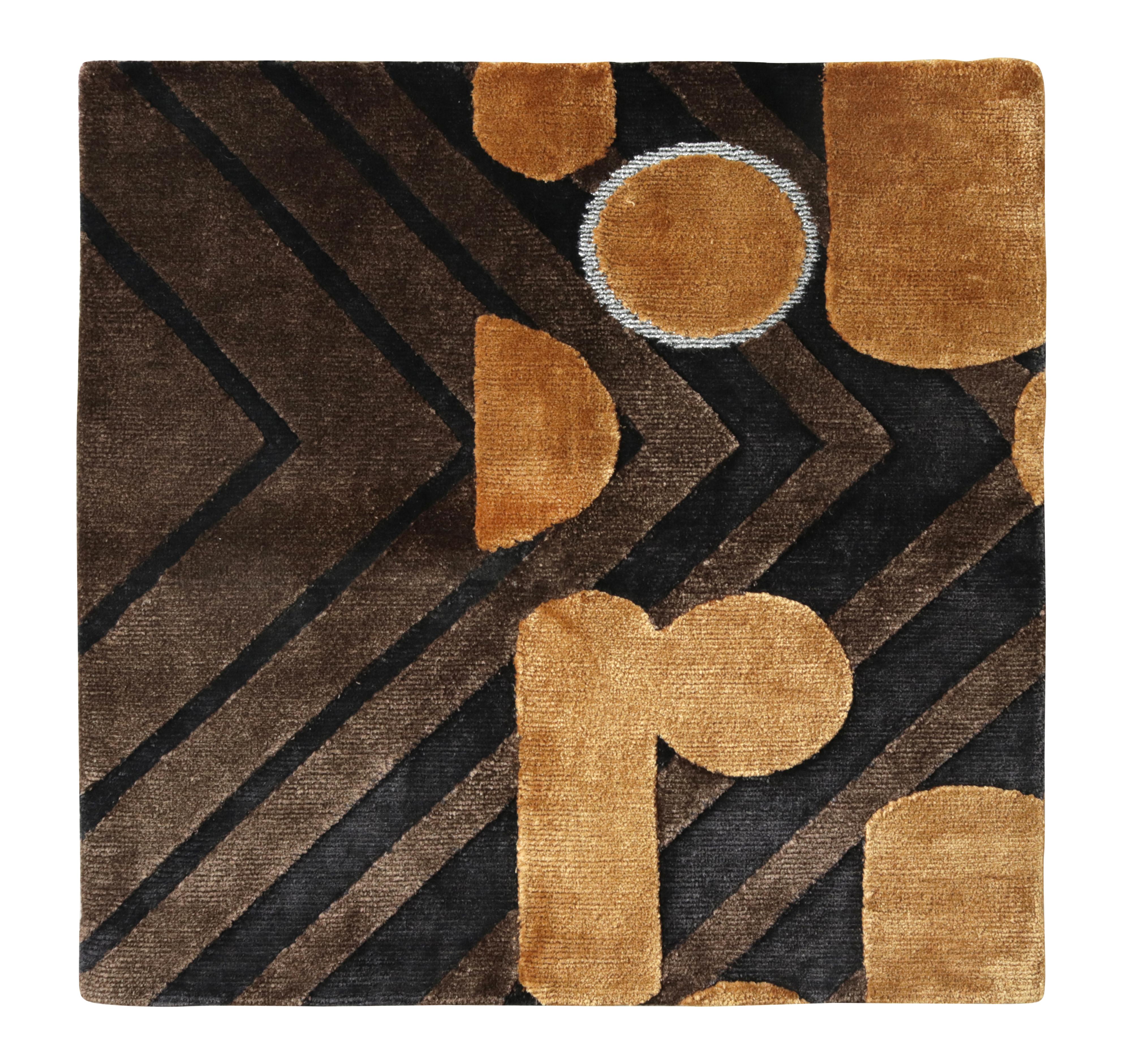 Rug & Kilim's Modern Custom Rug Sample in Brown und Gold Geometric Patterns (Handgeknüpft) im Angebot