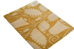 Rug & Kilim's Modern Custom Rug Sample in Gold mit cremefarbenen Blumenmustern
