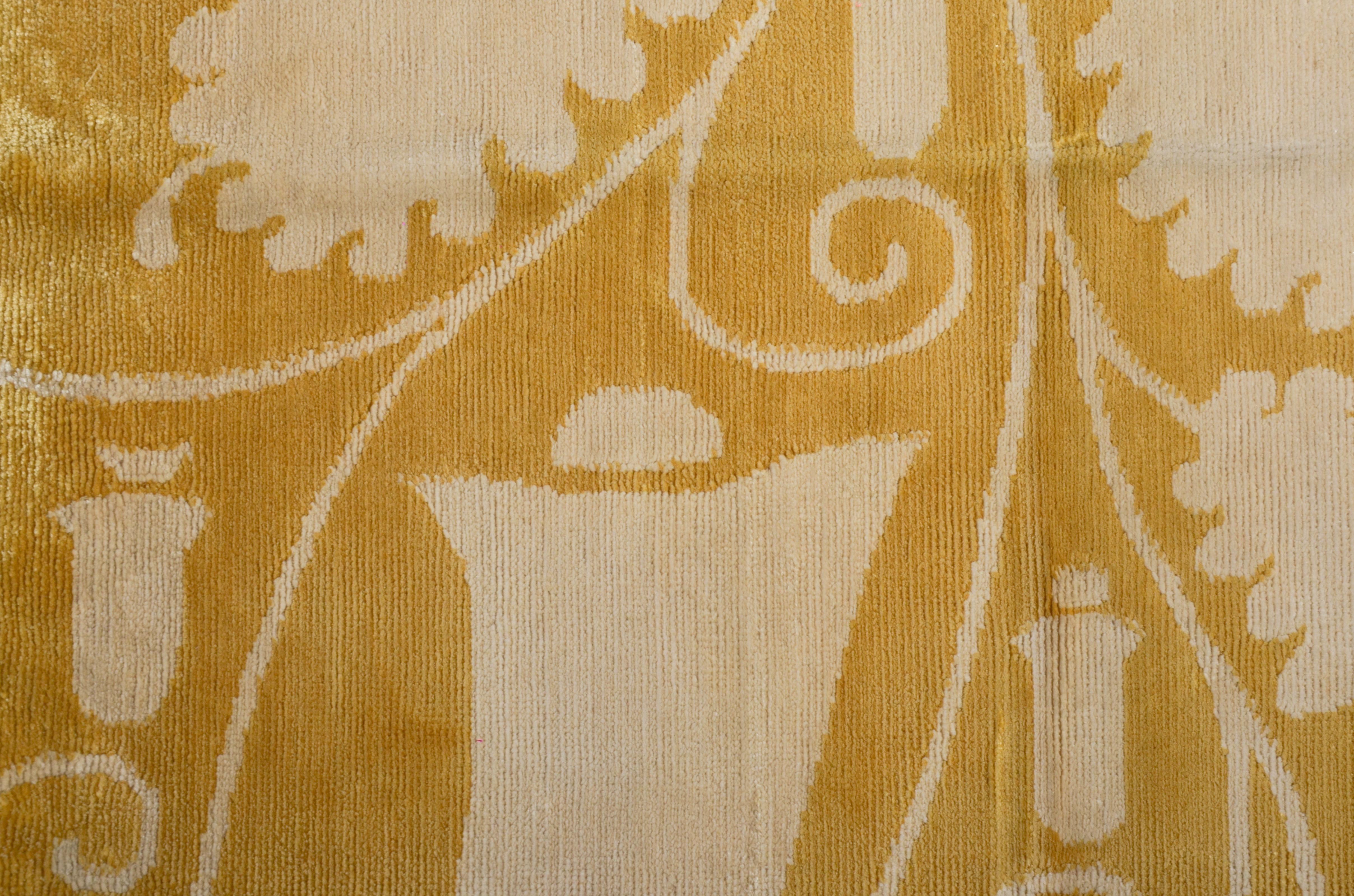 Indien Rug & Kilim's Modern Custom Rug Sample in Gold with Cream Floral Patterns (échantillon de tapis moderne sur mesure en or avec des motifs floraux en crème) en vente