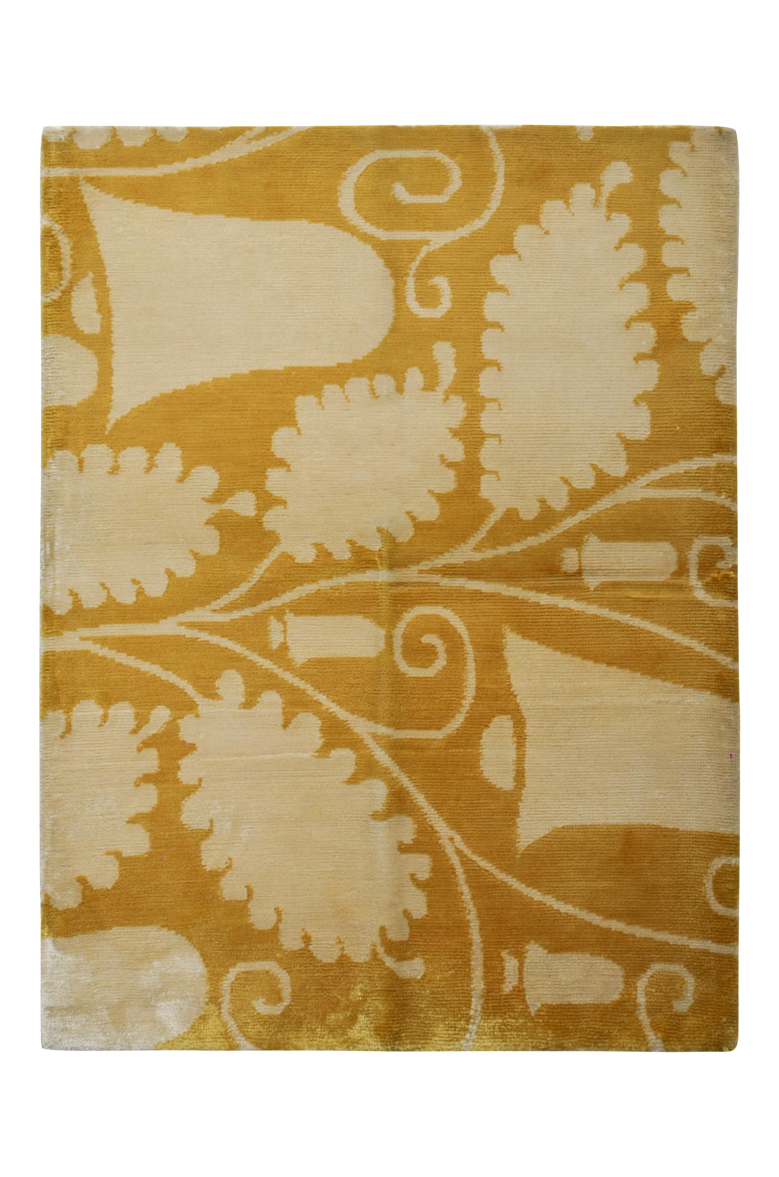 Noué à la main Rug & Kilim's Modern Custom Rug Sample in Gold with Cream Floral Patterns (échantillon de tapis moderne sur mesure en or avec des motifs floraux en crème) en vente