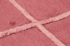 Muestra de alfombra moderna a medida de Rug & Kilim en rojo y rosa con motivos geométricos
