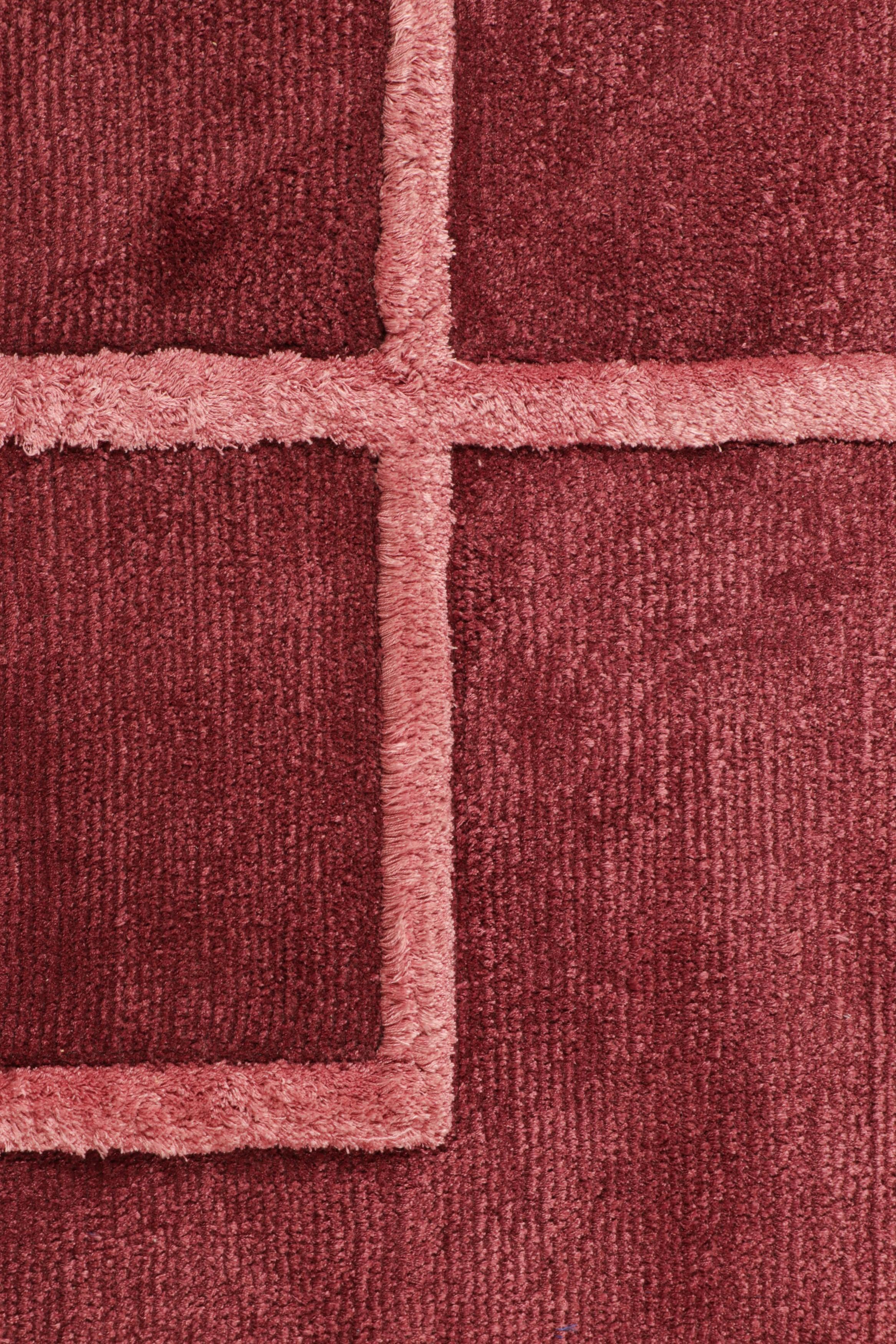 Moderne Rug & Kilim's Modernity Custom Rug Sample in Red and Pink with Geometric Patterns (échantillon de tapis moderne sur mesure en rouge et rose avec des motifs géométriques) en vente