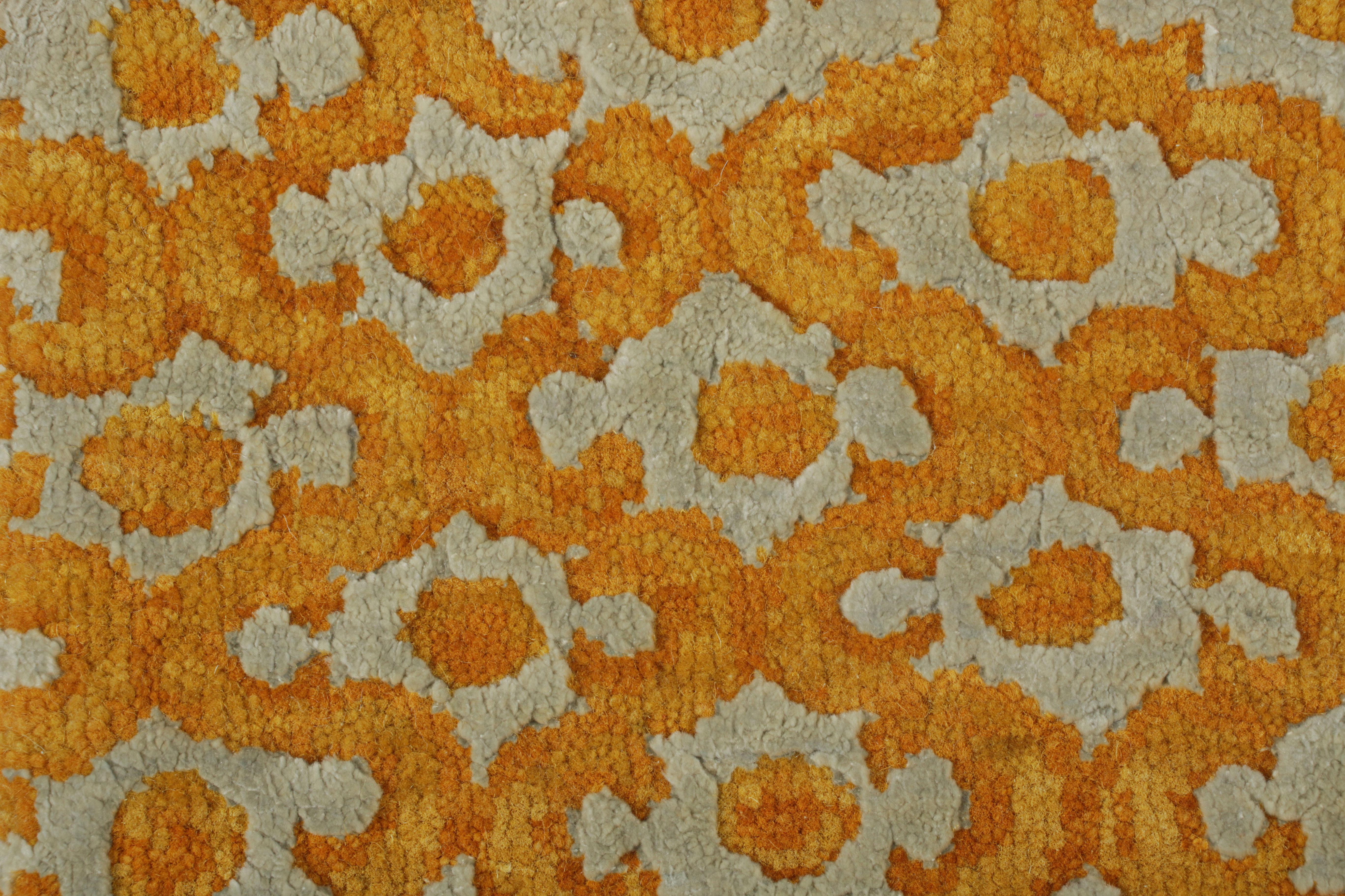 Muestra de alfombra moderna a medida de Rug & Kilim, naranja y dorado con motivos abstractos Indio en venta