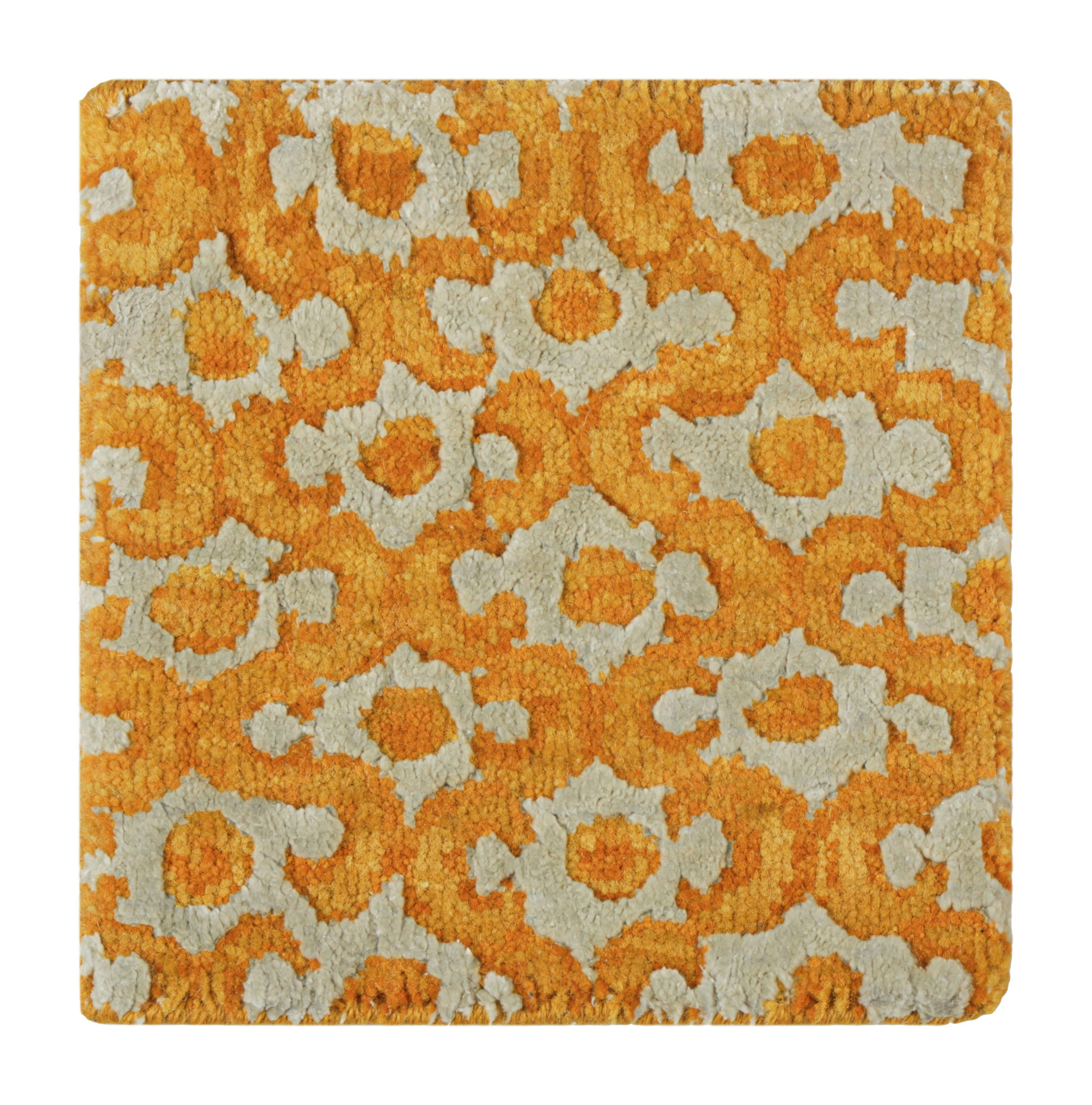 Muestra de alfombra moderna a medida de Rug & Kilim, naranja y dorado con motivos abstractos Anudado a mano en venta