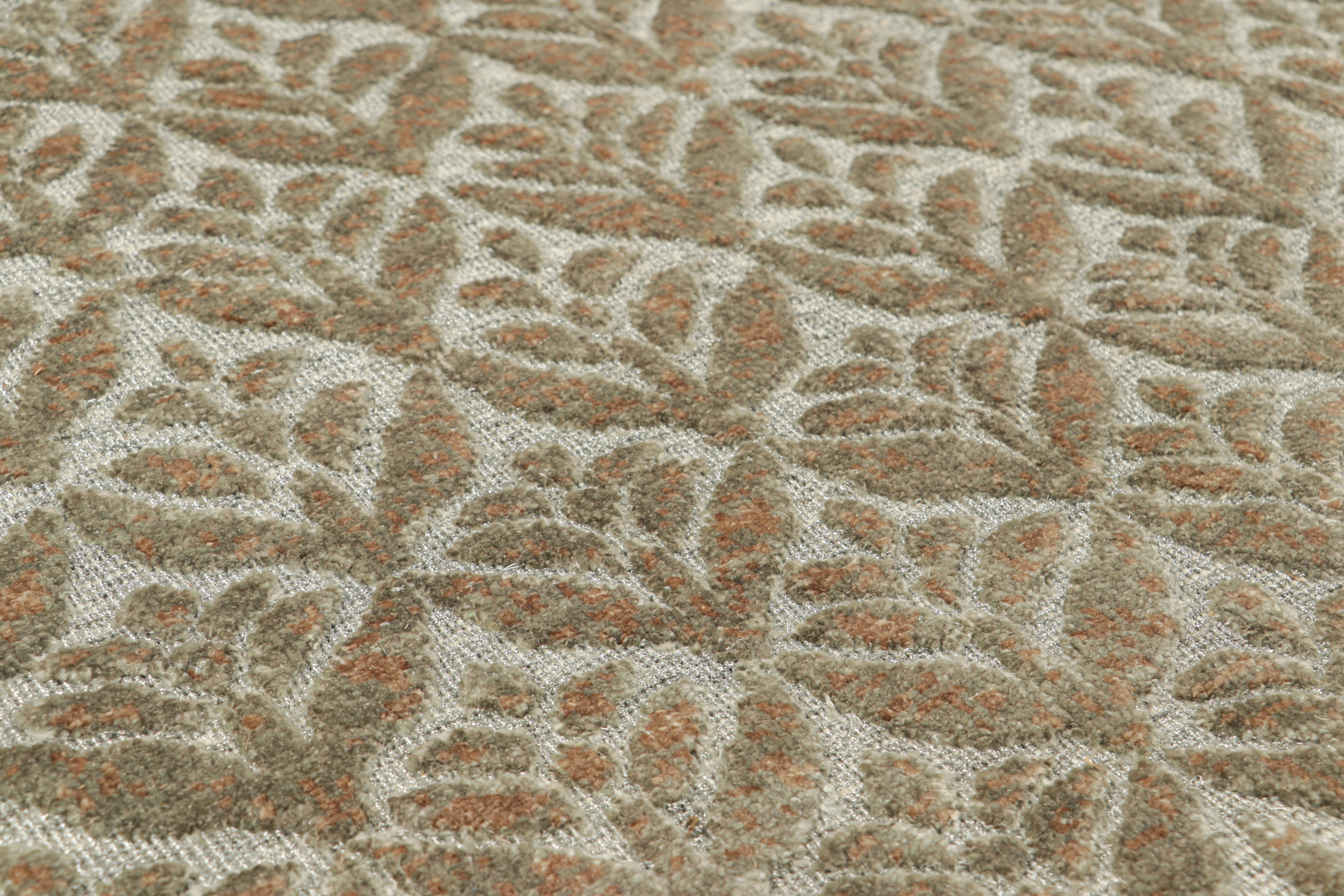 Muestra de alfombra moderna a medida Rug & Kilim, plateada con motivos florales beige Indio en venta