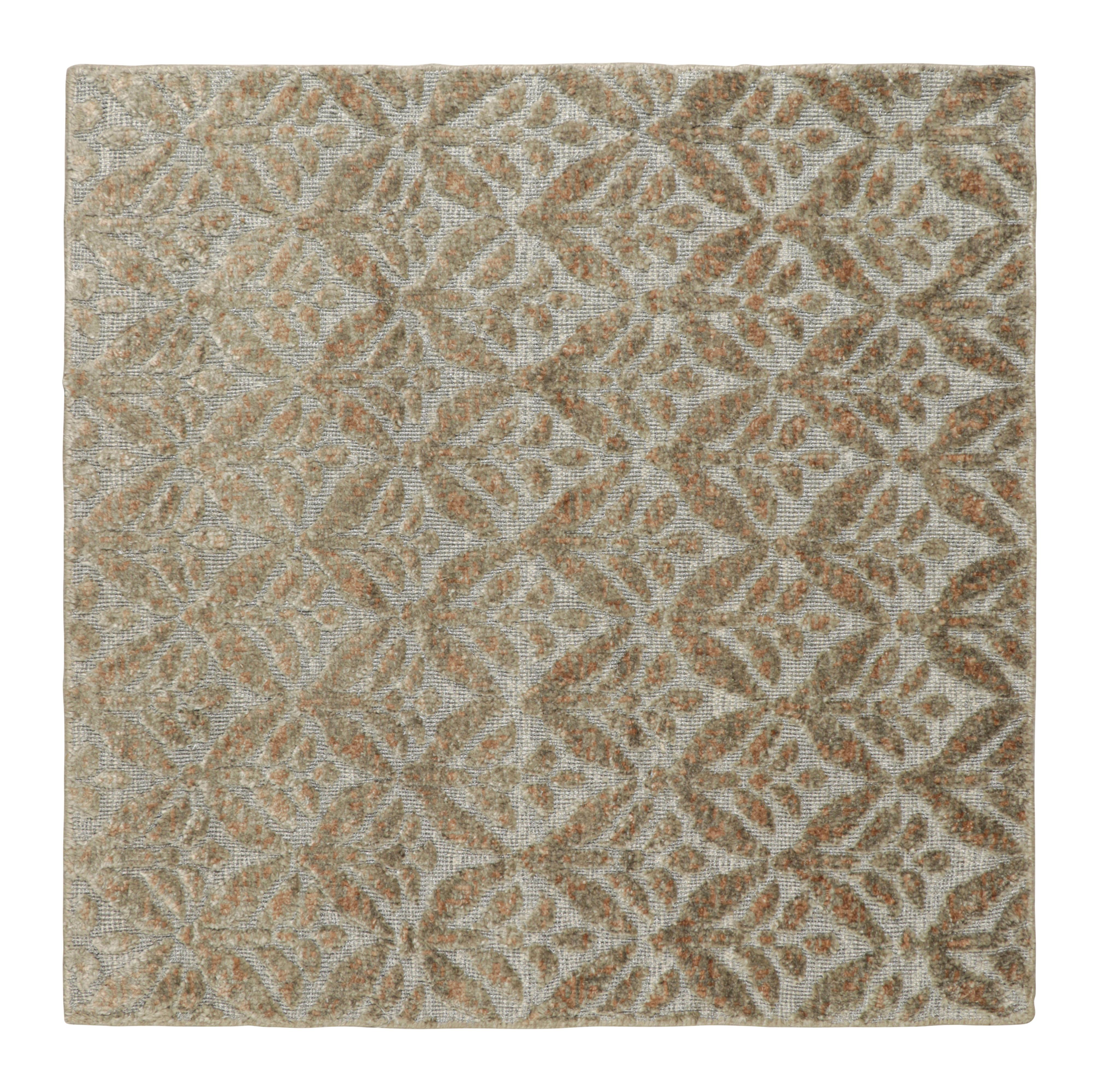 Muestra de alfombra moderna a medida Rug & Kilim, plateada con motivos florales beige Anudado a mano en venta