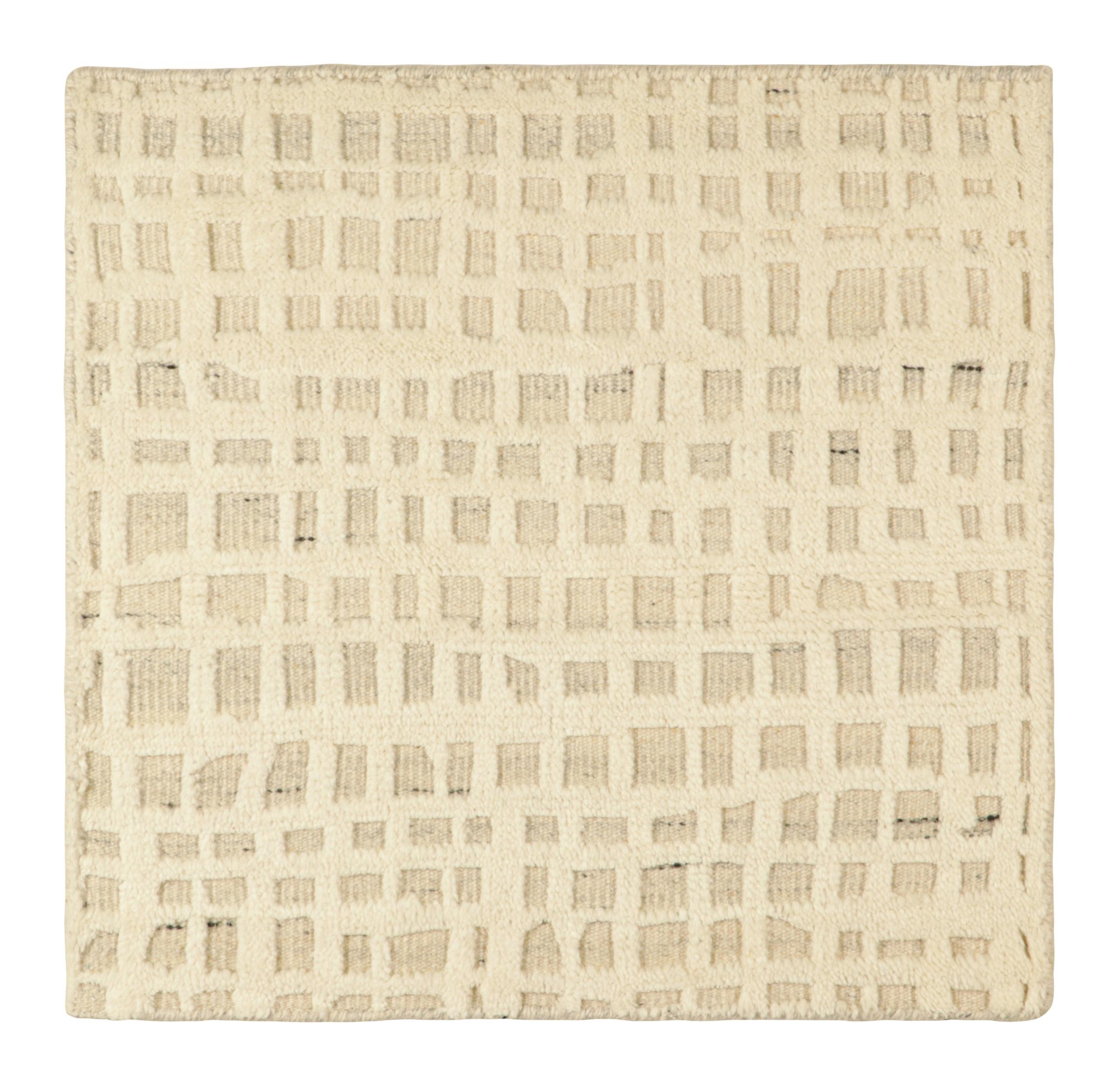 Rug & Kilim's Modern Custom Rug Sample mit cremeweißen, geometrischen Mustern (Indisch) im Angebot