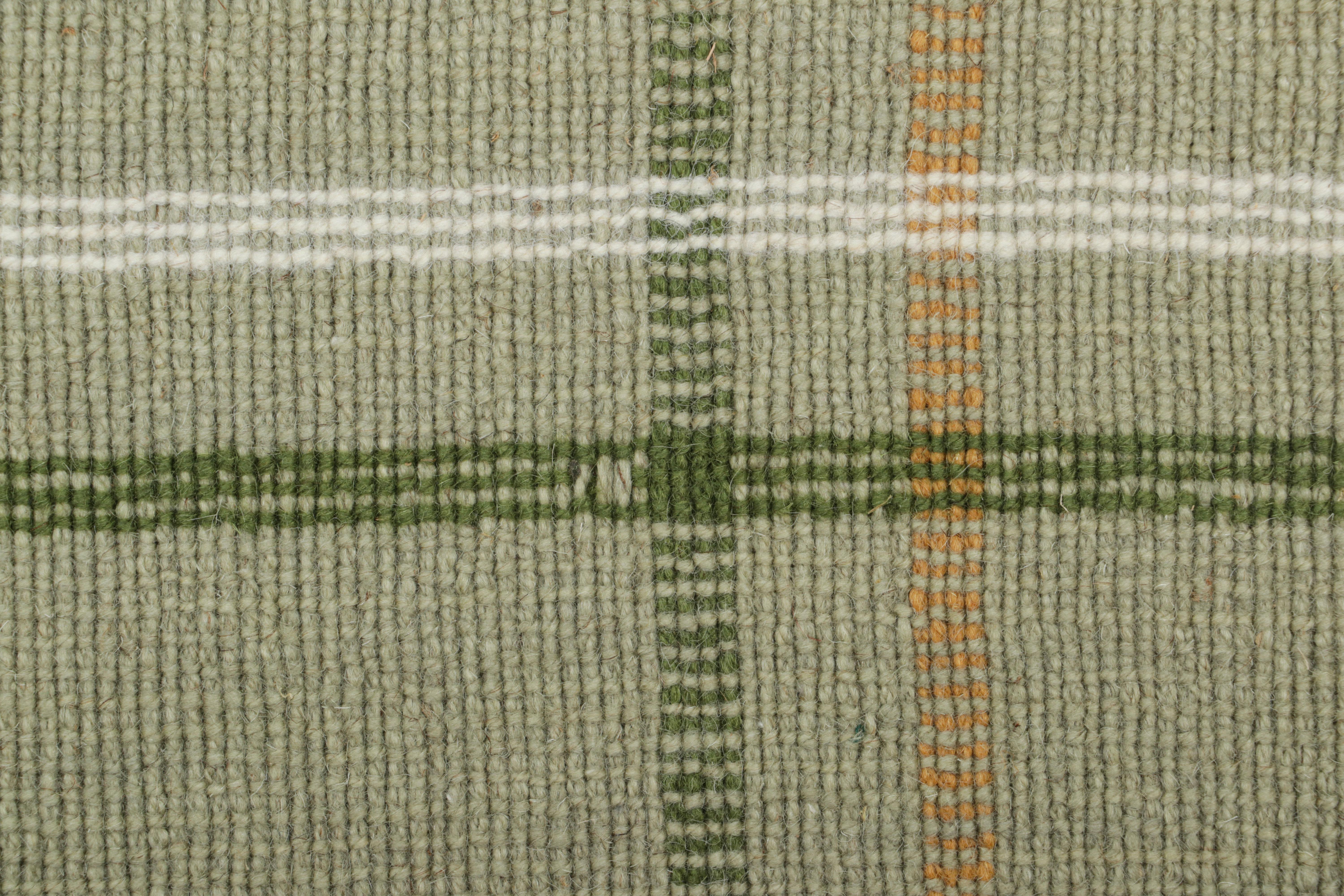 Muestra de alfombra moderna a medida de Rug & Kilim con motivos geométricos verdes y naranjas Indio en venta