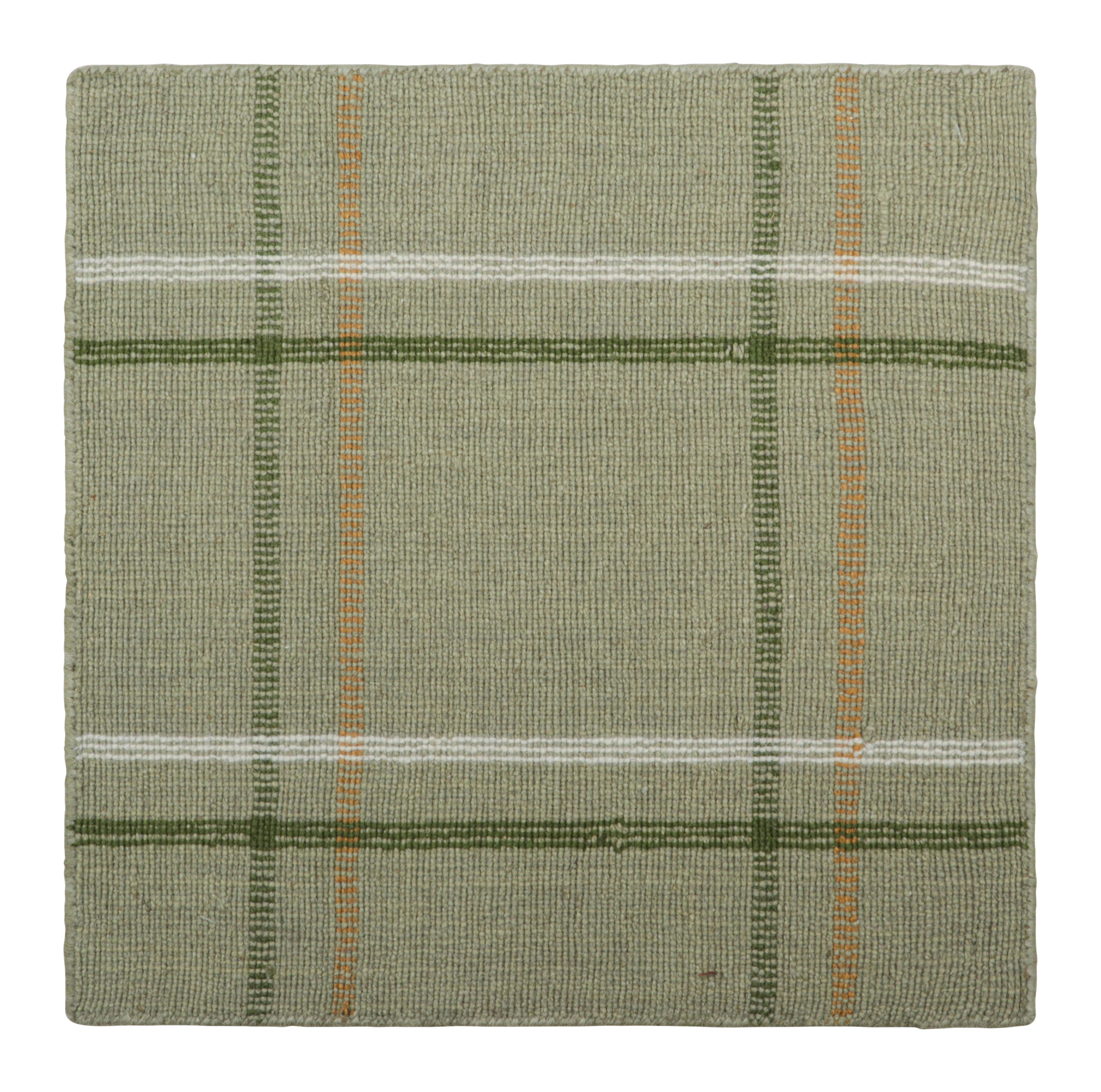 Muestra de alfombra moderna a medida de Rug & Kilim con motivos geométricos verdes y naranjas Anudado a mano en venta