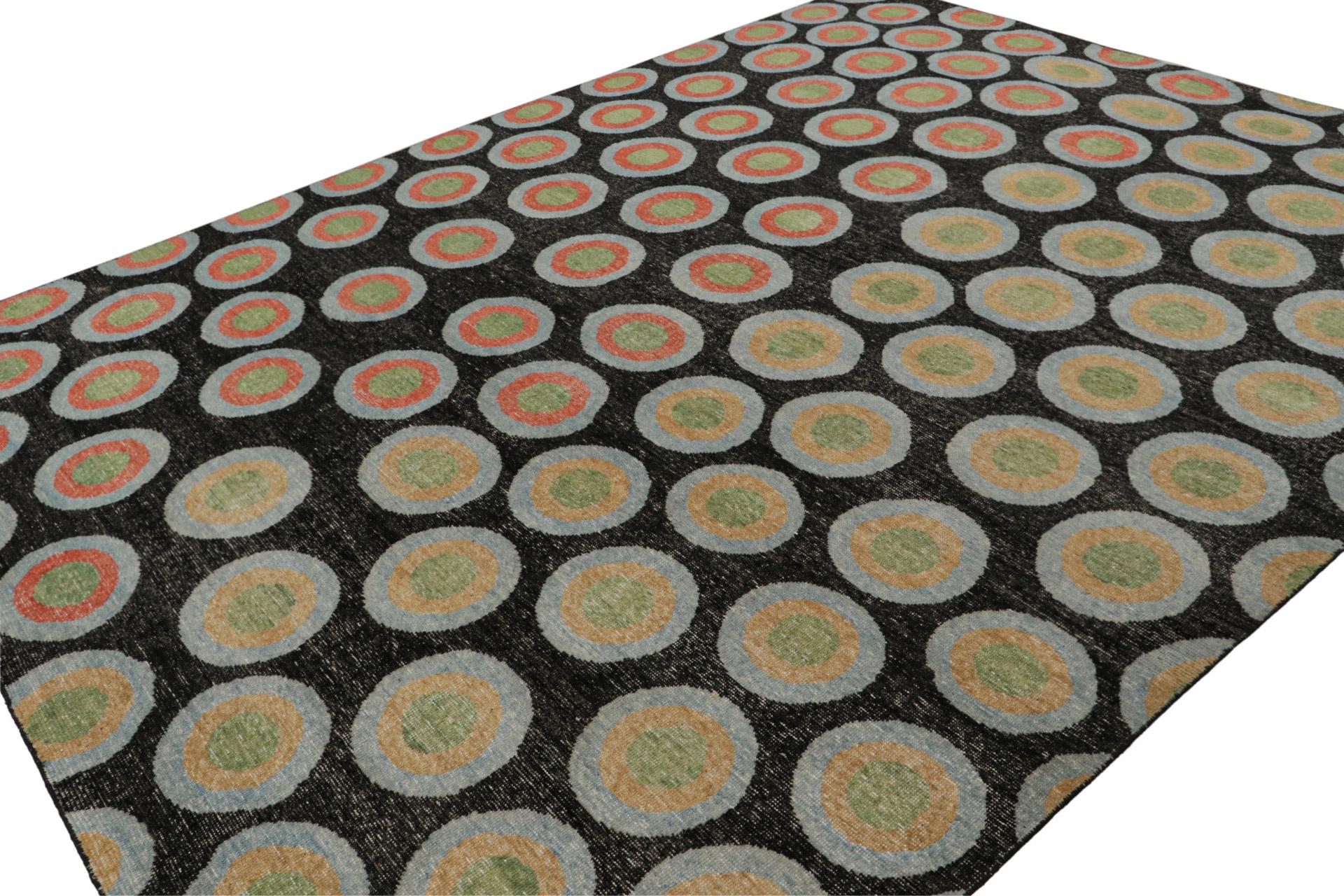 Dieser 9x12 große moderne Deco-Teppich aus handgeknüpfter Wolle zeichnet sich durch einen modernen Look aus, der eine begrenzte Palette von wenigen, aber lebendigen Farben auf einem dunkleren Hintergrund verwendet. 

Über das Design: 

Kenner werden