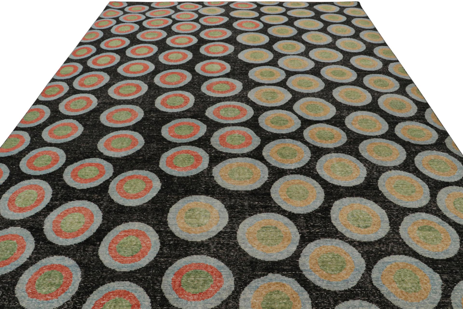 Moderno Rug & Kilim è un tappeto moderno e decò, con motivi geometrici in verde, arancione e blu in vendita