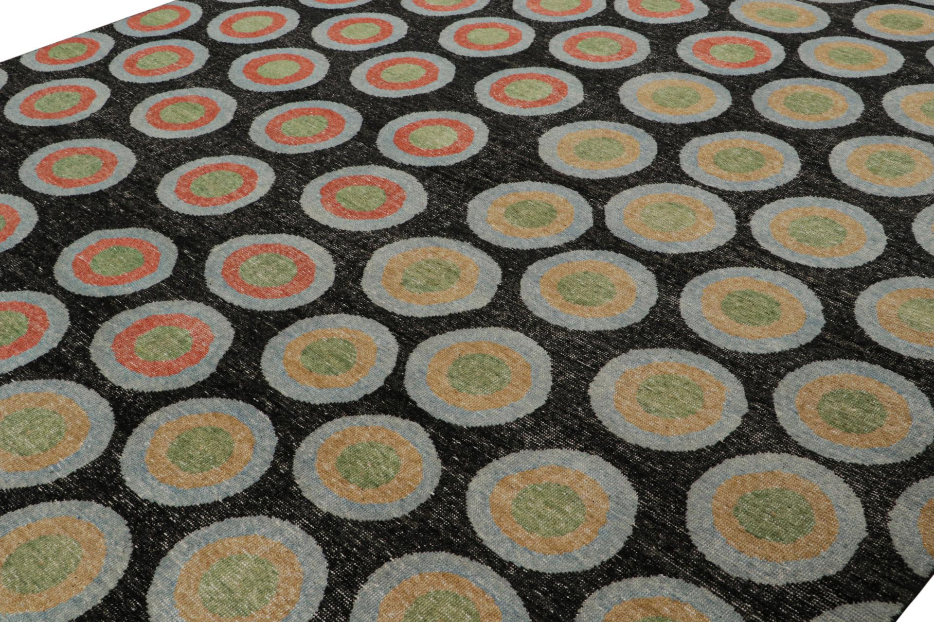 Turco Rug & Kilim è un tappeto moderno e decò, con motivi geometrici in verde, arancione e blu in vendita