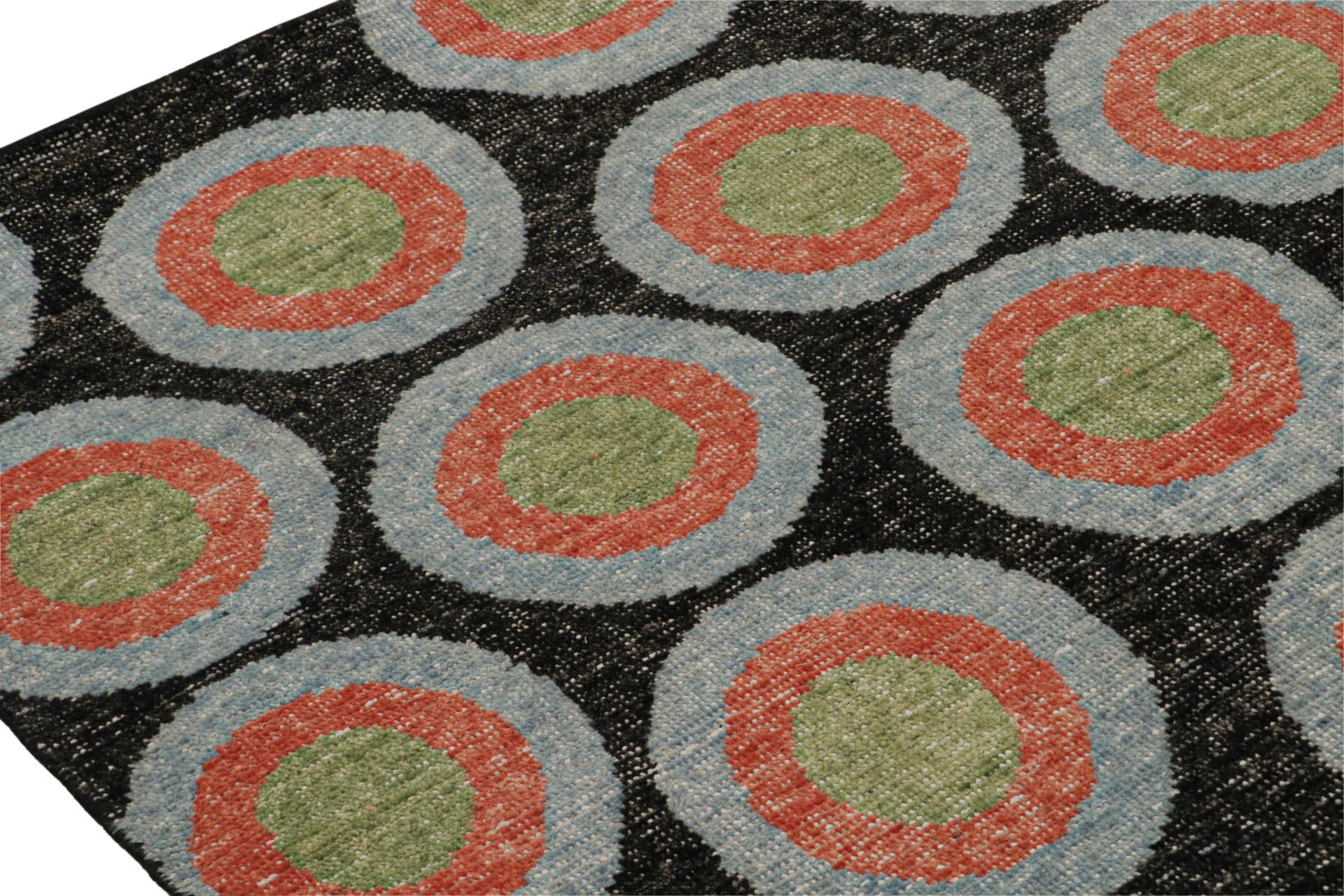 Annodato a mano Rug & Kilim è un tappeto moderno e decò, con motivi geometrici in verde, arancione e blu in vendita