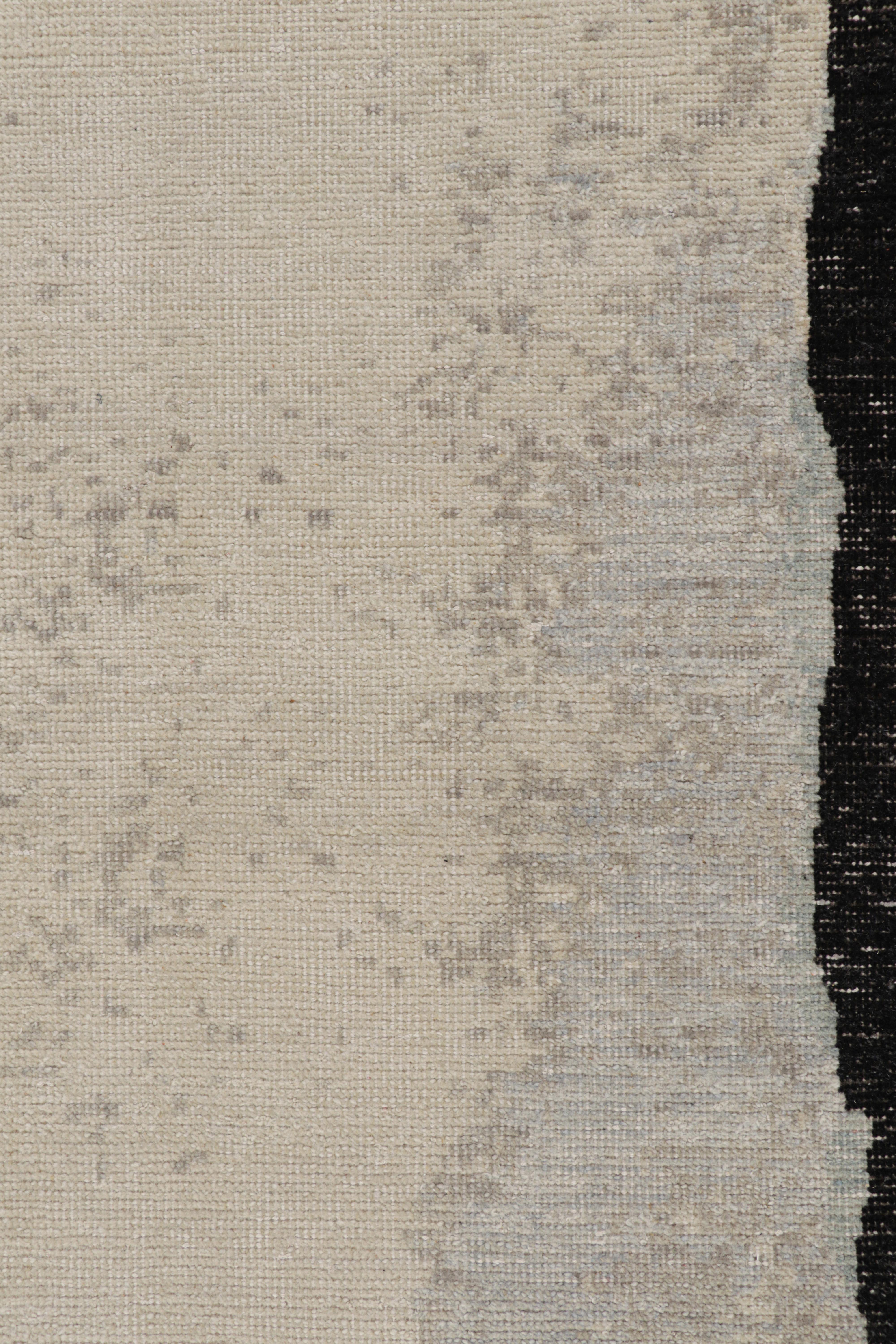 Indiano Rug & Kilim è un tappeto astratto moderno e invecchiato nei toni del beige, del grigio e del nero. in vendita