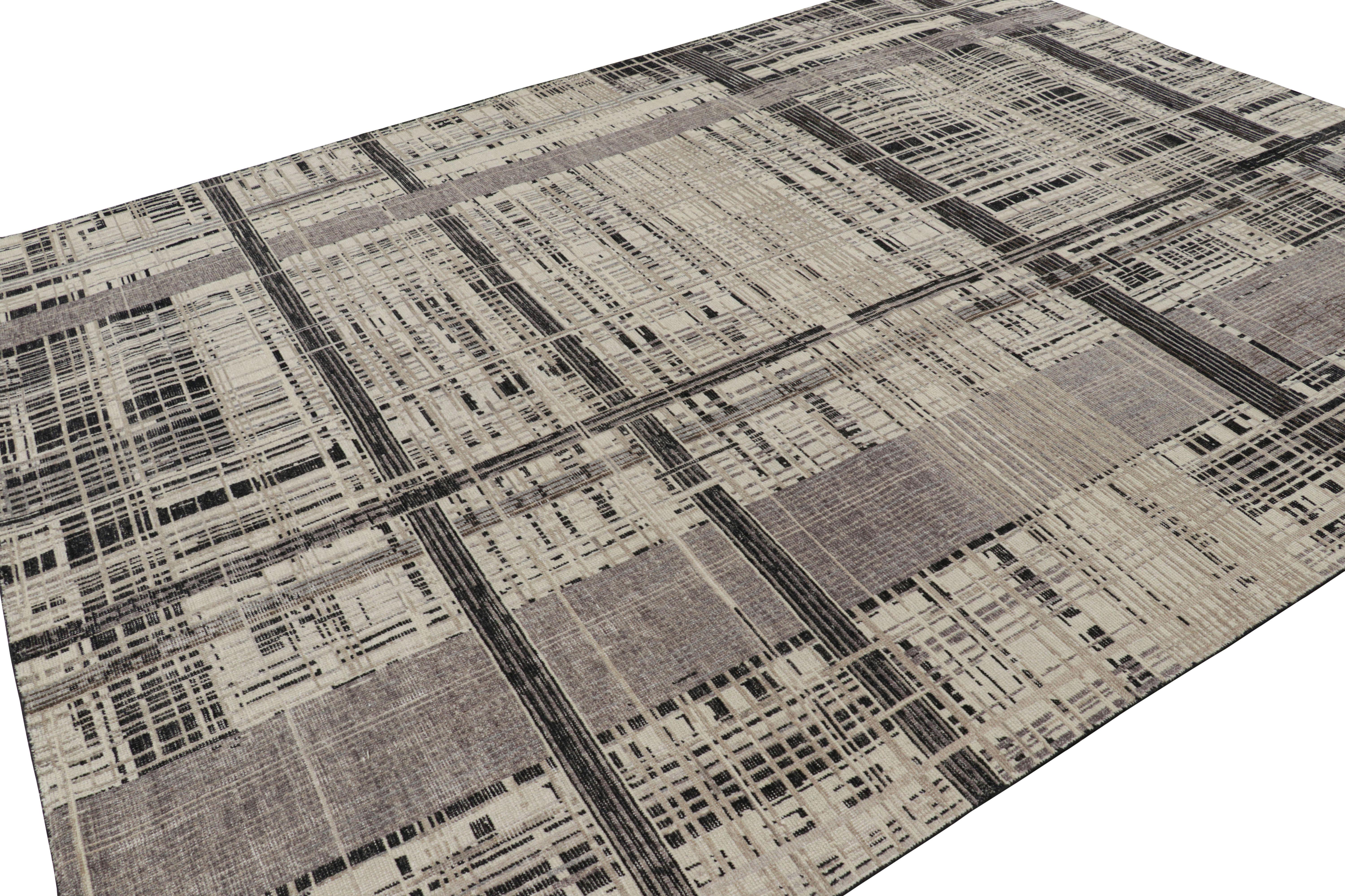 Indiano Rug & Kilim è un tappeto astratto moderno e invecchiato nei toni del beige, del grigio e del nero. in vendita