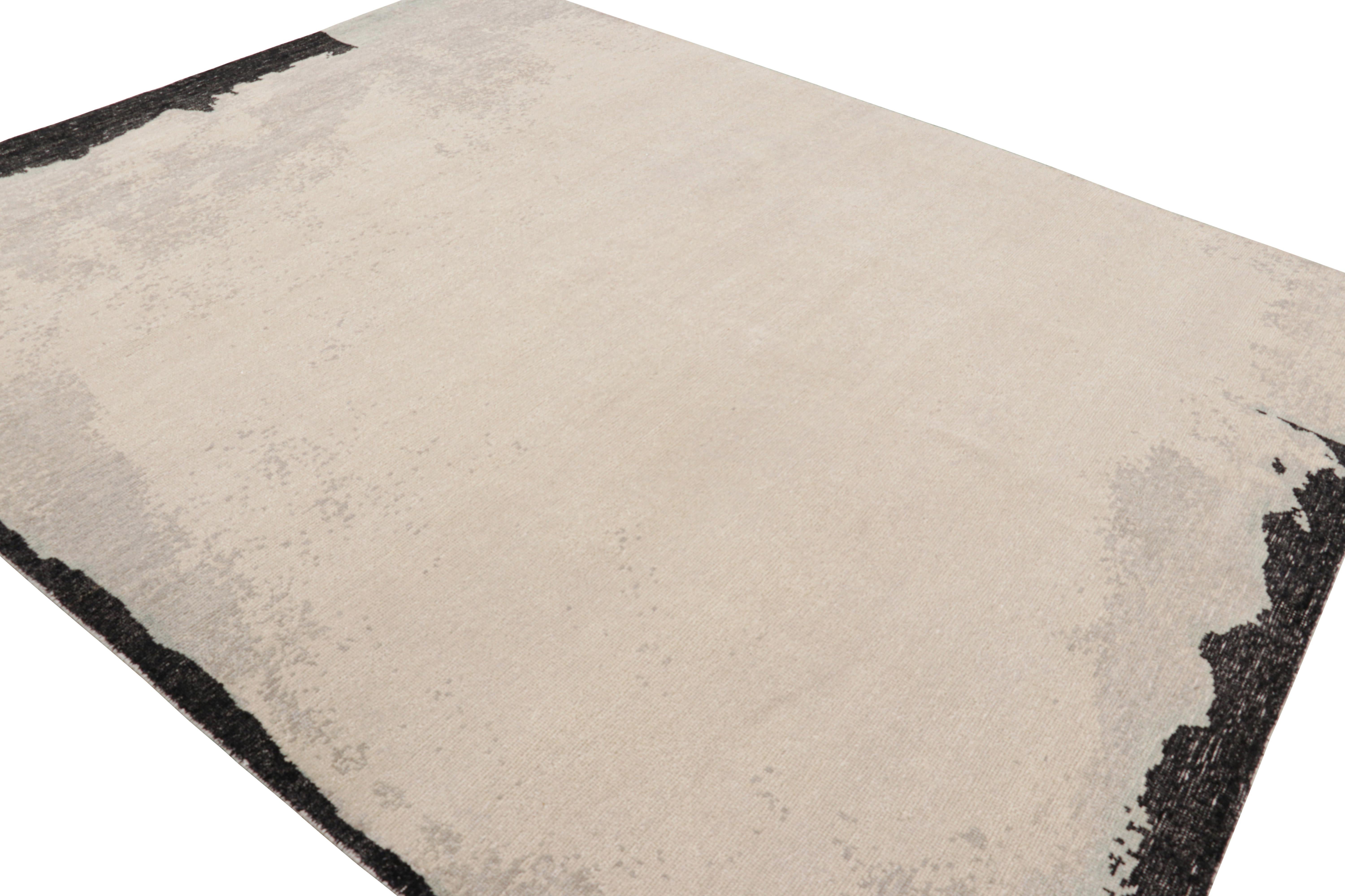 Indiano Rug & Kilim è un tappeto astratto moderno e invecchiato nei toni del beige, del grigio e del nero. in vendita