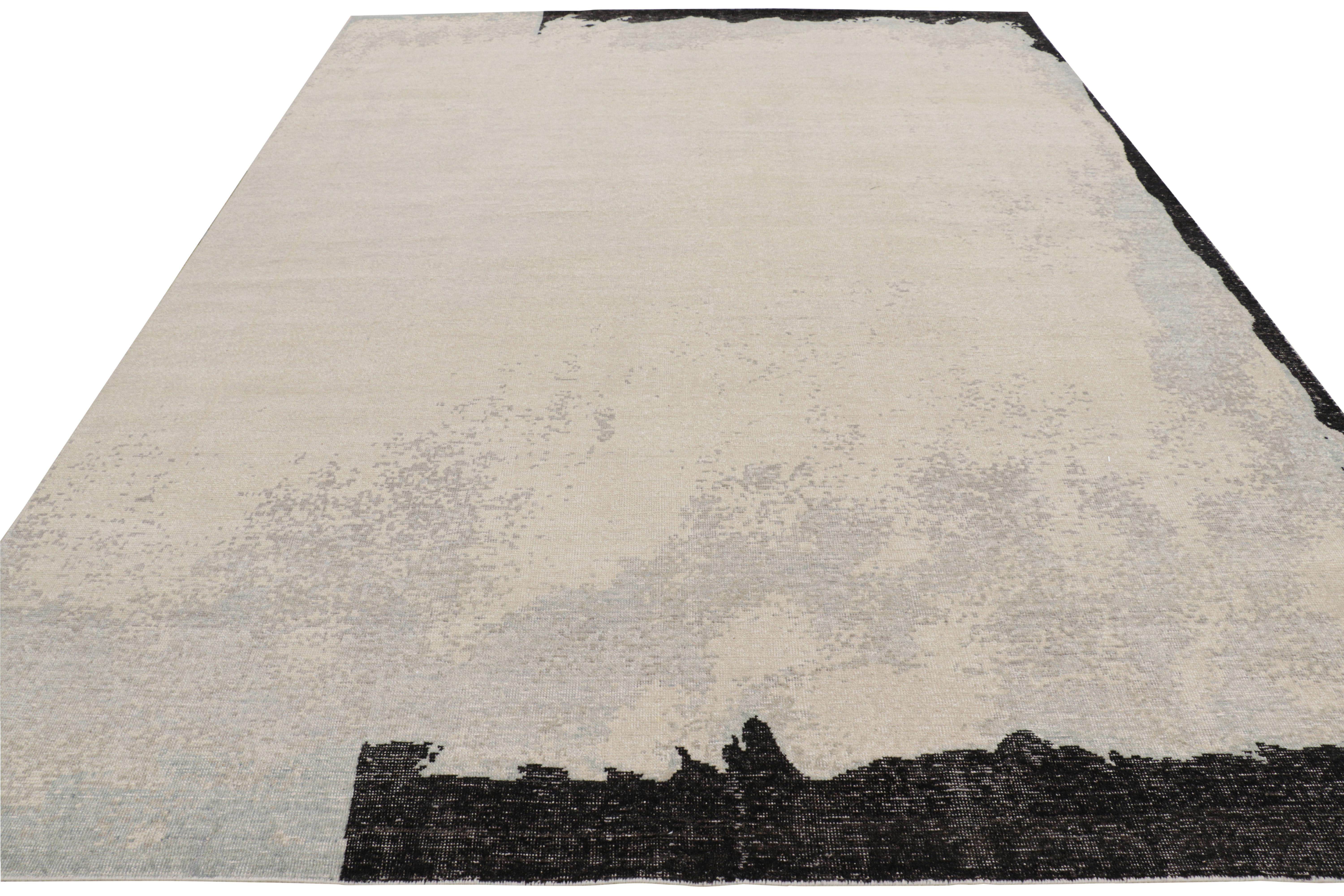 Annodato a mano Rug & Kilim è un tappeto astratto moderno e invecchiato nei toni del beige, del grigio e del nero. in vendita