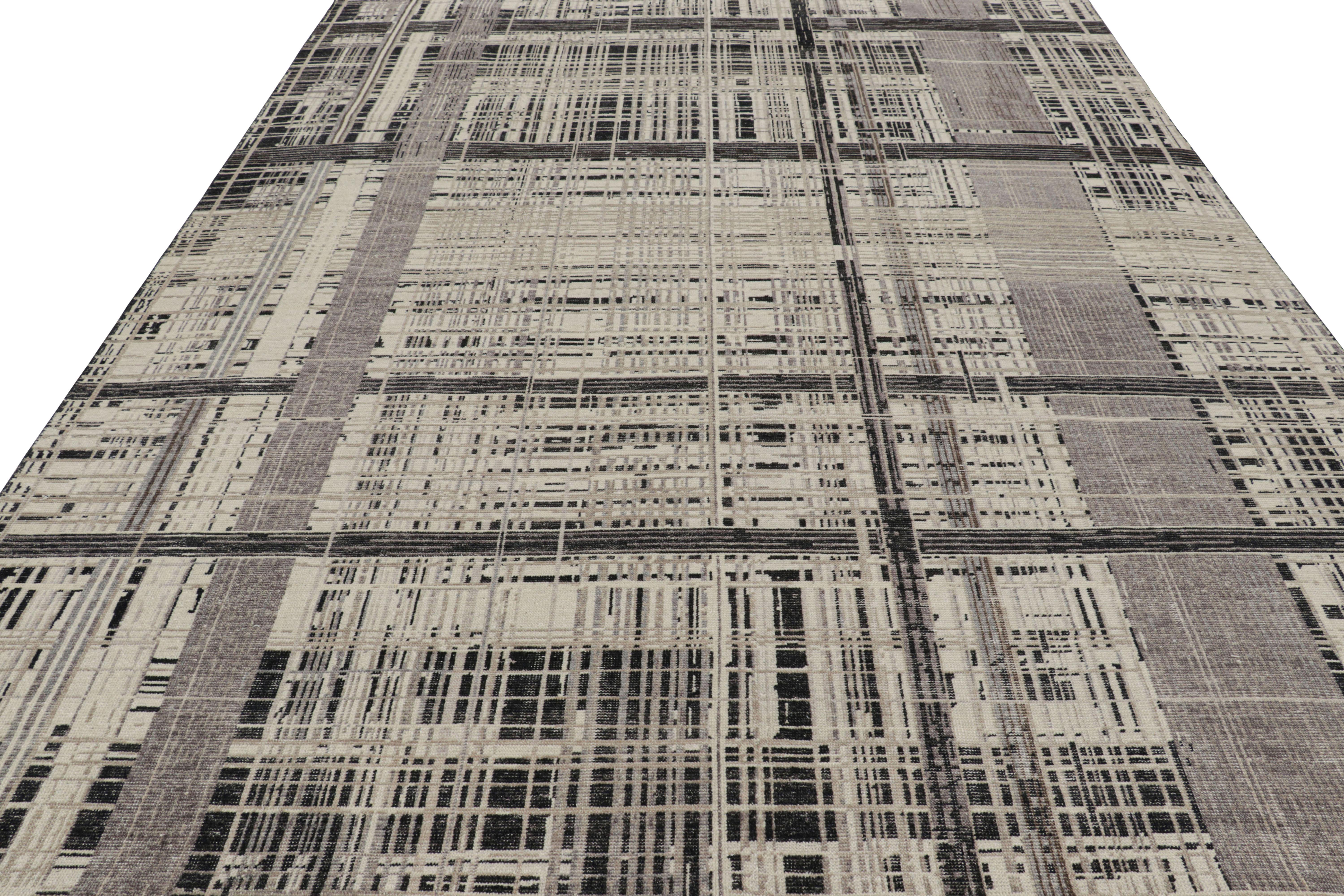 Annodato a mano Rug & Kilim è un tappeto astratto moderno e invecchiato nei toni del beige, del grigio e del nero. in vendita