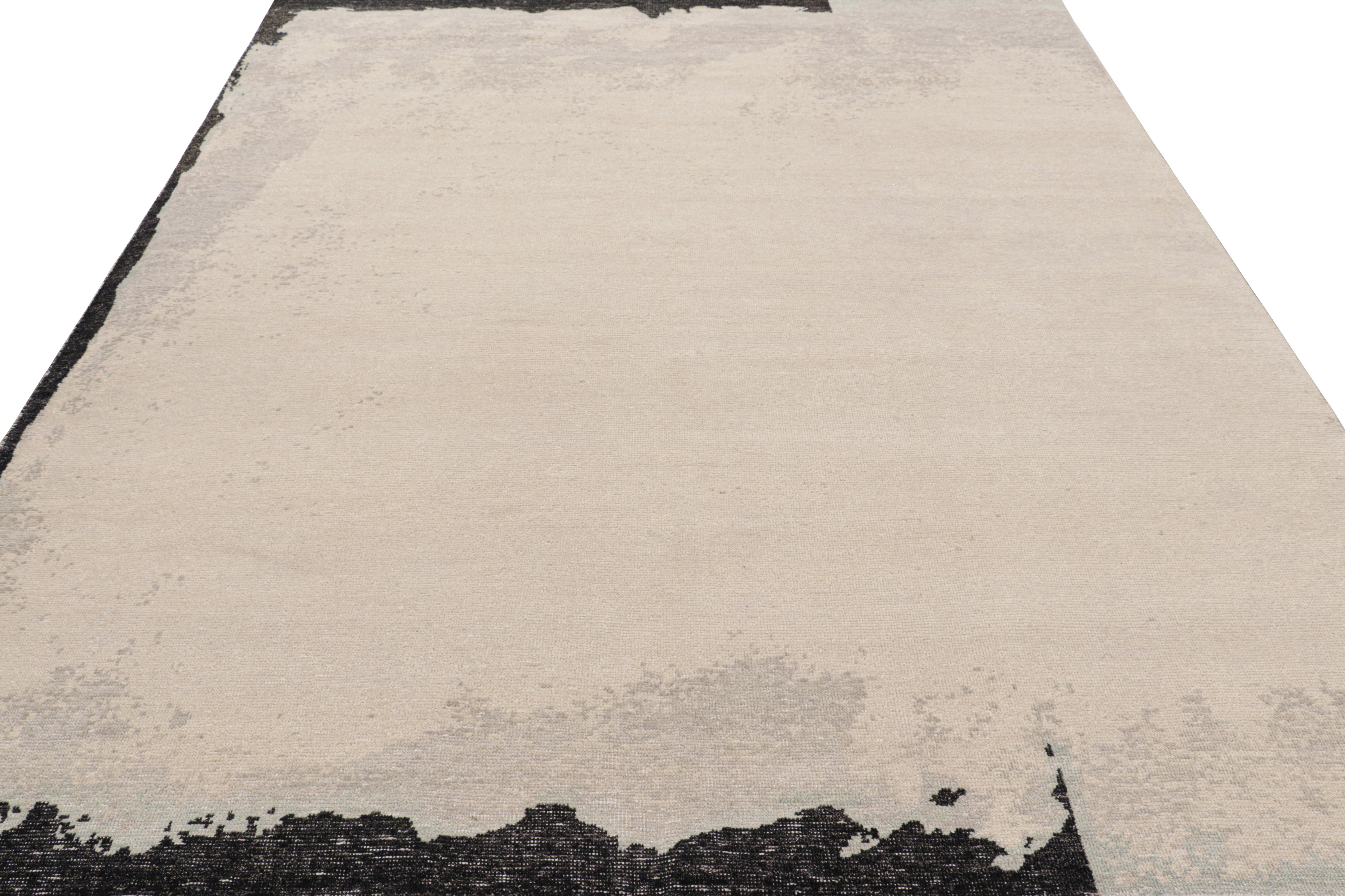 Annodato a mano Rug & Kilim è un tappeto astratto moderno e invecchiato nei toni del beige, del grigio e del nero. in vendita