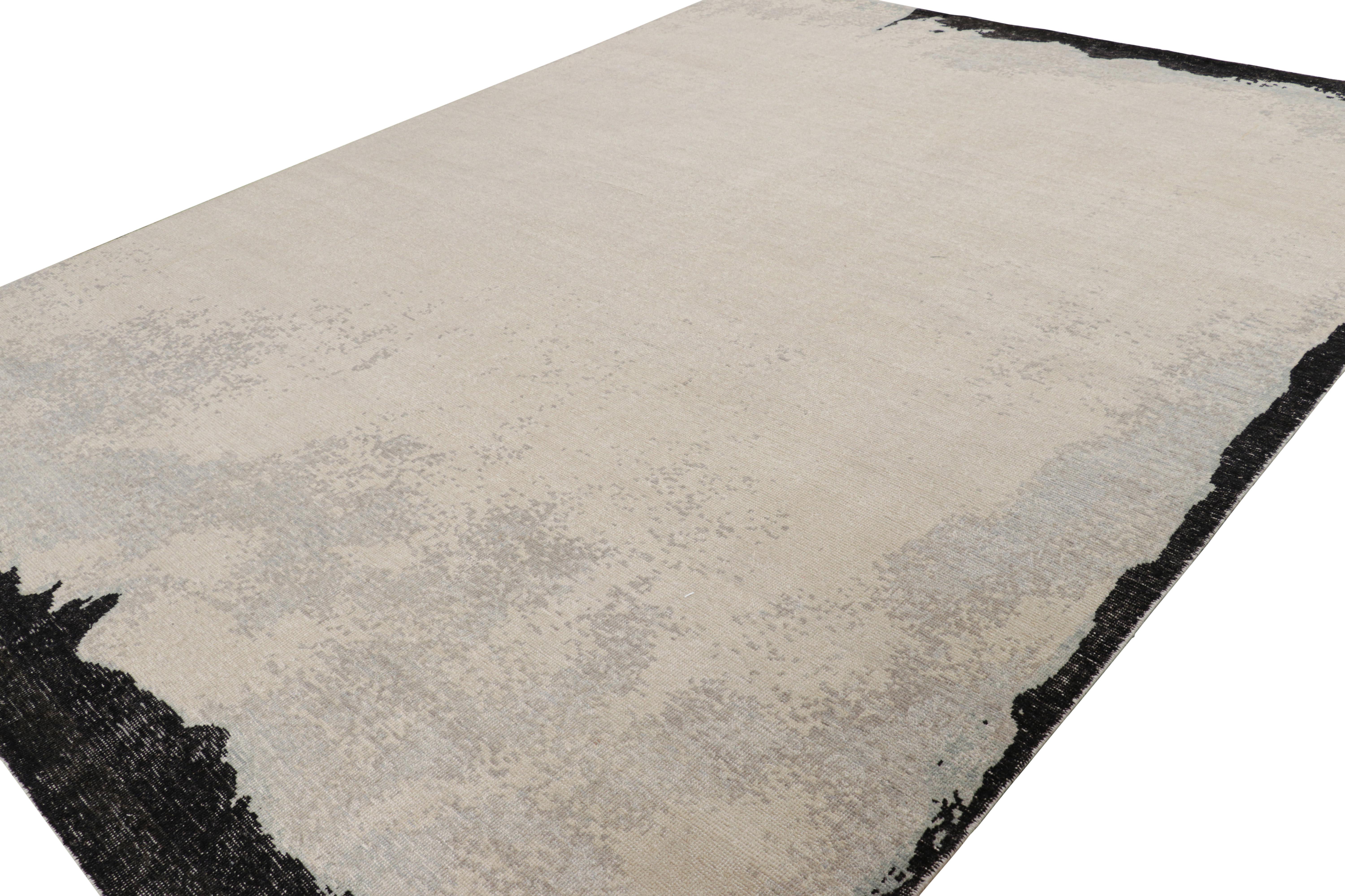 Rug & Kilim è un tappeto astratto moderno e invecchiato nei toni del beige, del grigio e del nero. In condizioni Nuovo in vendita a Long Island City, NY