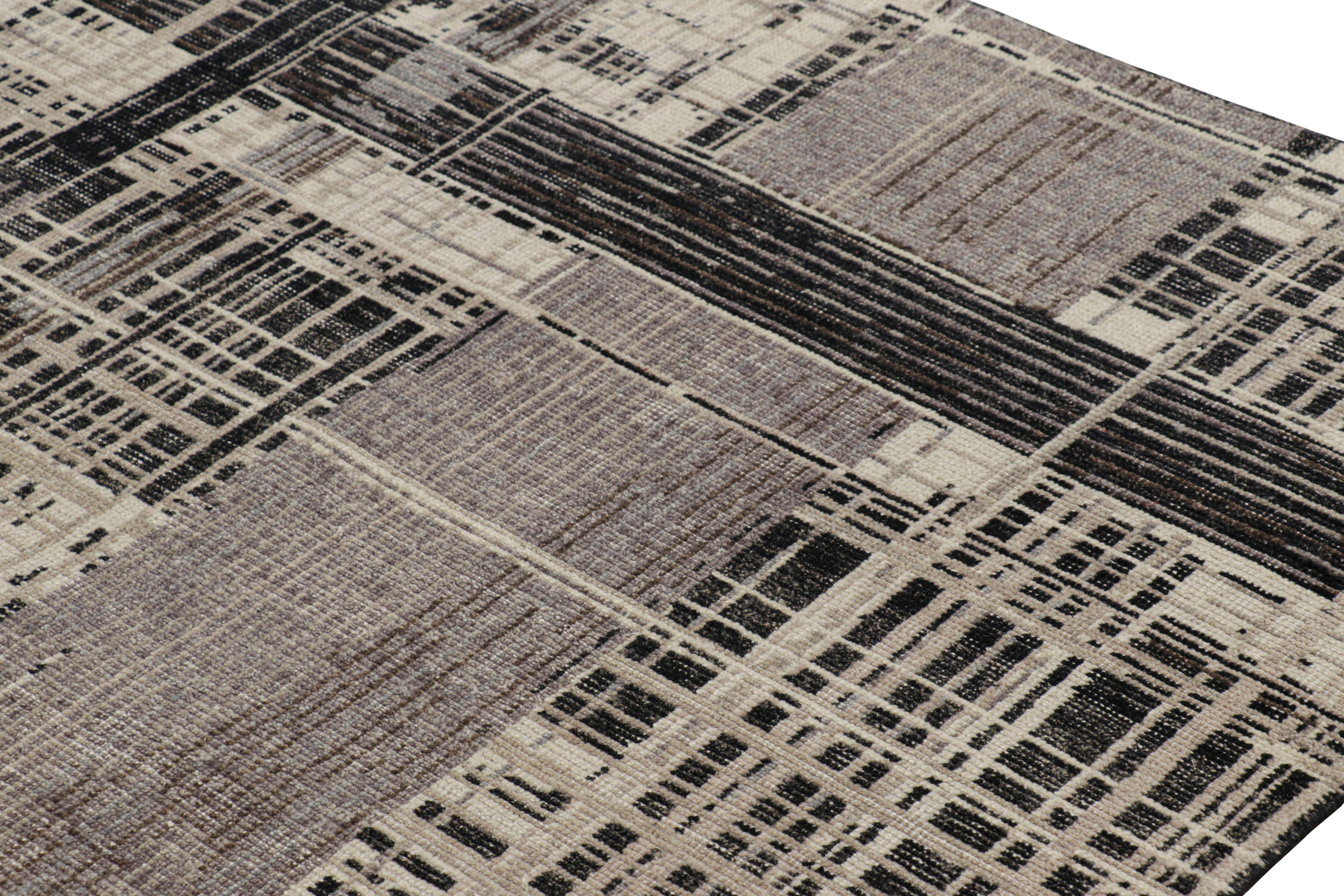 Rug & Kilim è un tappeto astratto moderno e invecchiato nei toni del beige, del grigio e del nero. In condizioni Nuovo in vendita a Long Island City, NY