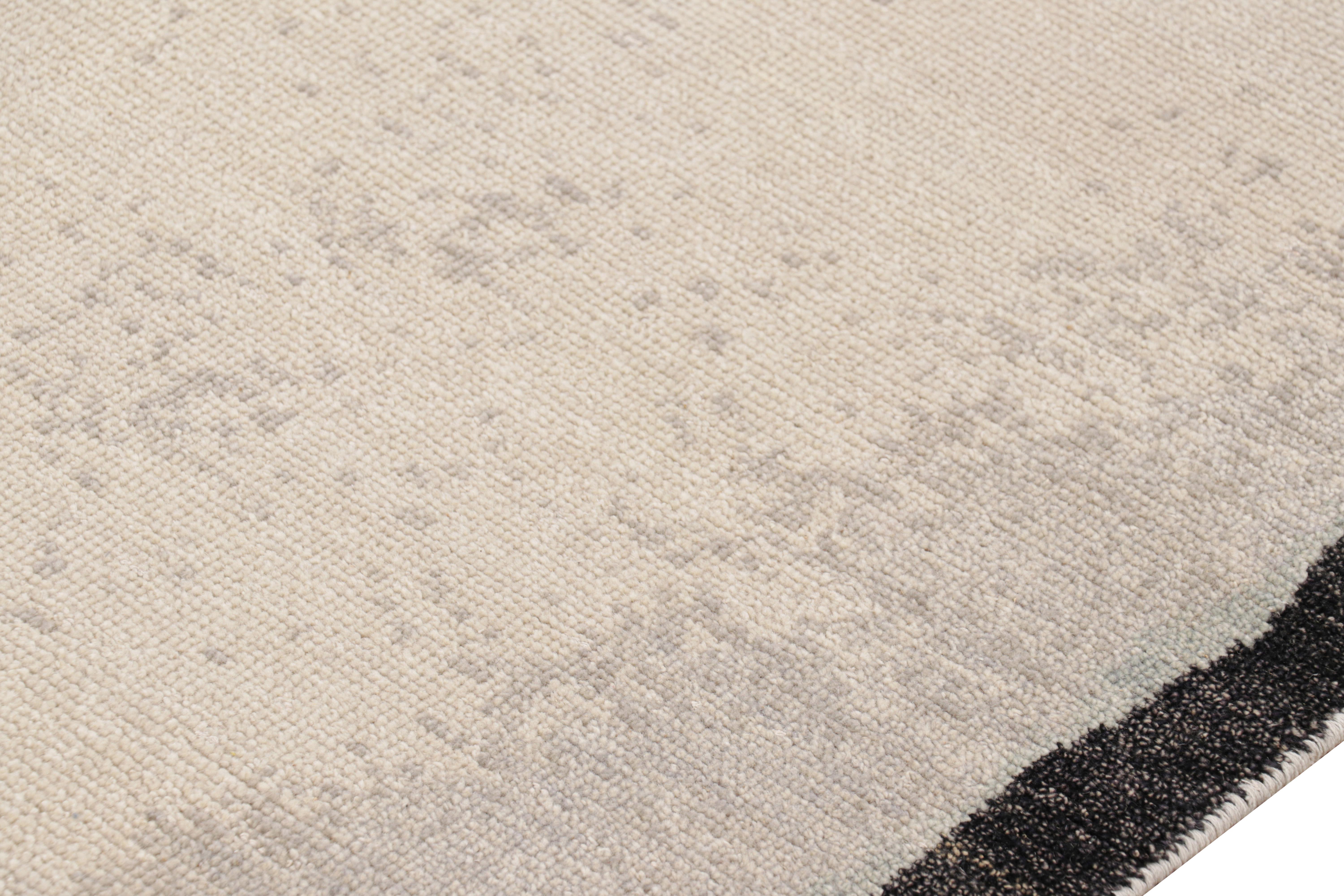 Rug & Kilim è un tappeto astratto moderno e invecchiato nei toni del beige, del grigio e del nero. In condizioni Nuovo in vendita a Long Island City, NY