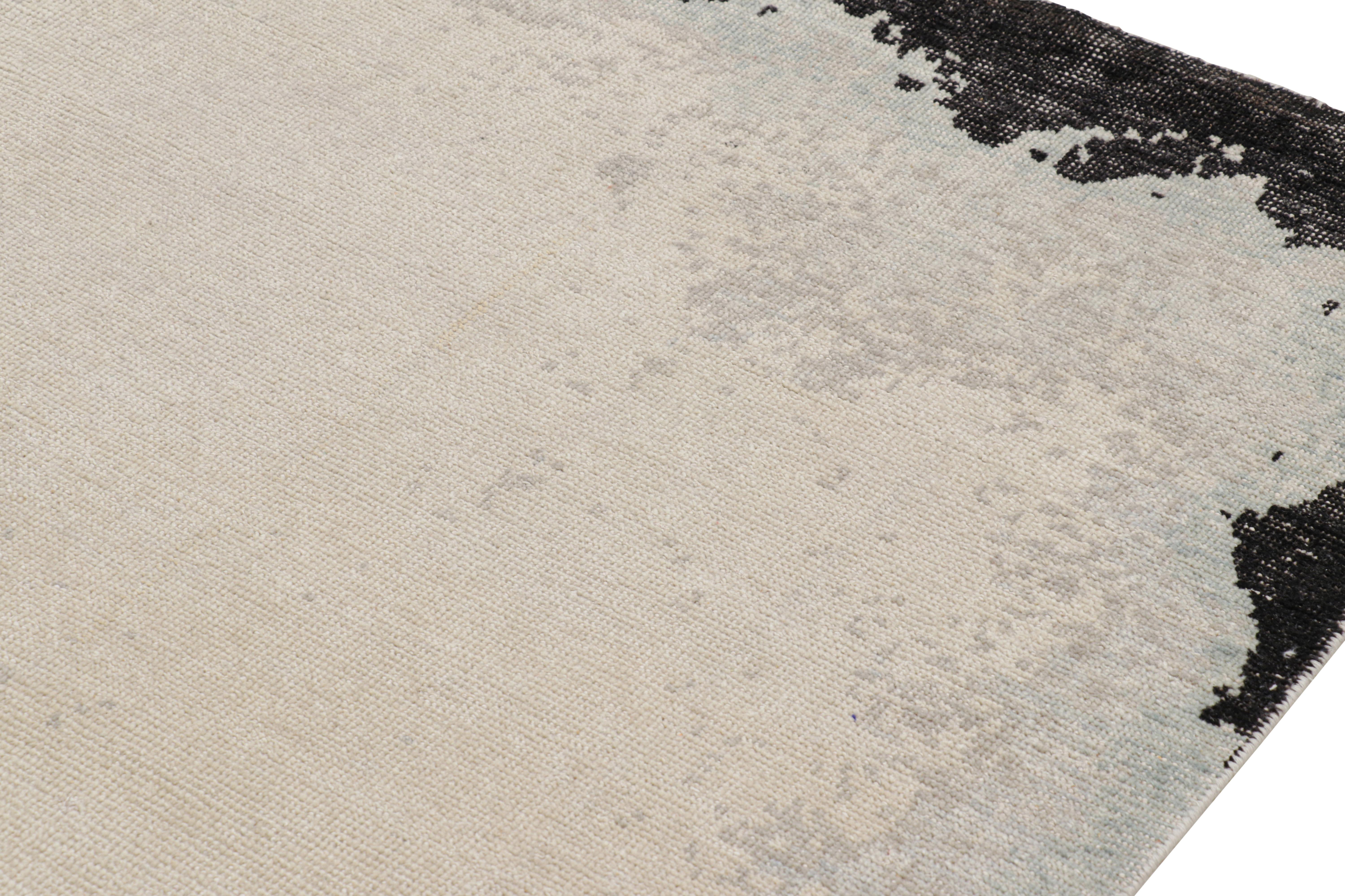 XXI secolo e contemporaneo Rug & Kilim è un tappeto astratto moderno e invecchiato nei toni del beige, del grigio e del nero. in vendita