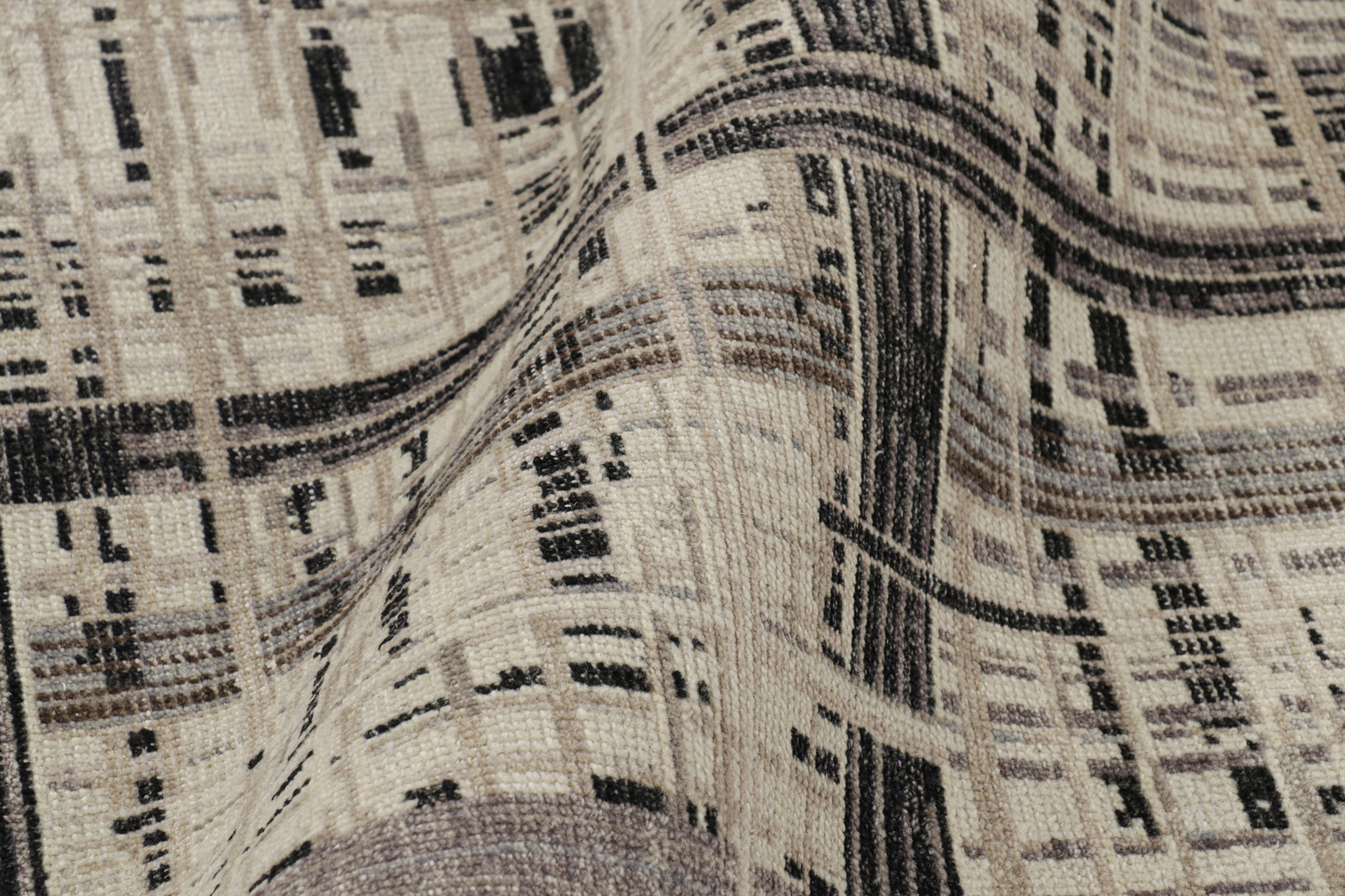 XXI secolo e contemporaneo Rug & Kilim è un tappeto astratto moderno e invecchiato nei toni del beige, del grigio e del nero. in vendita