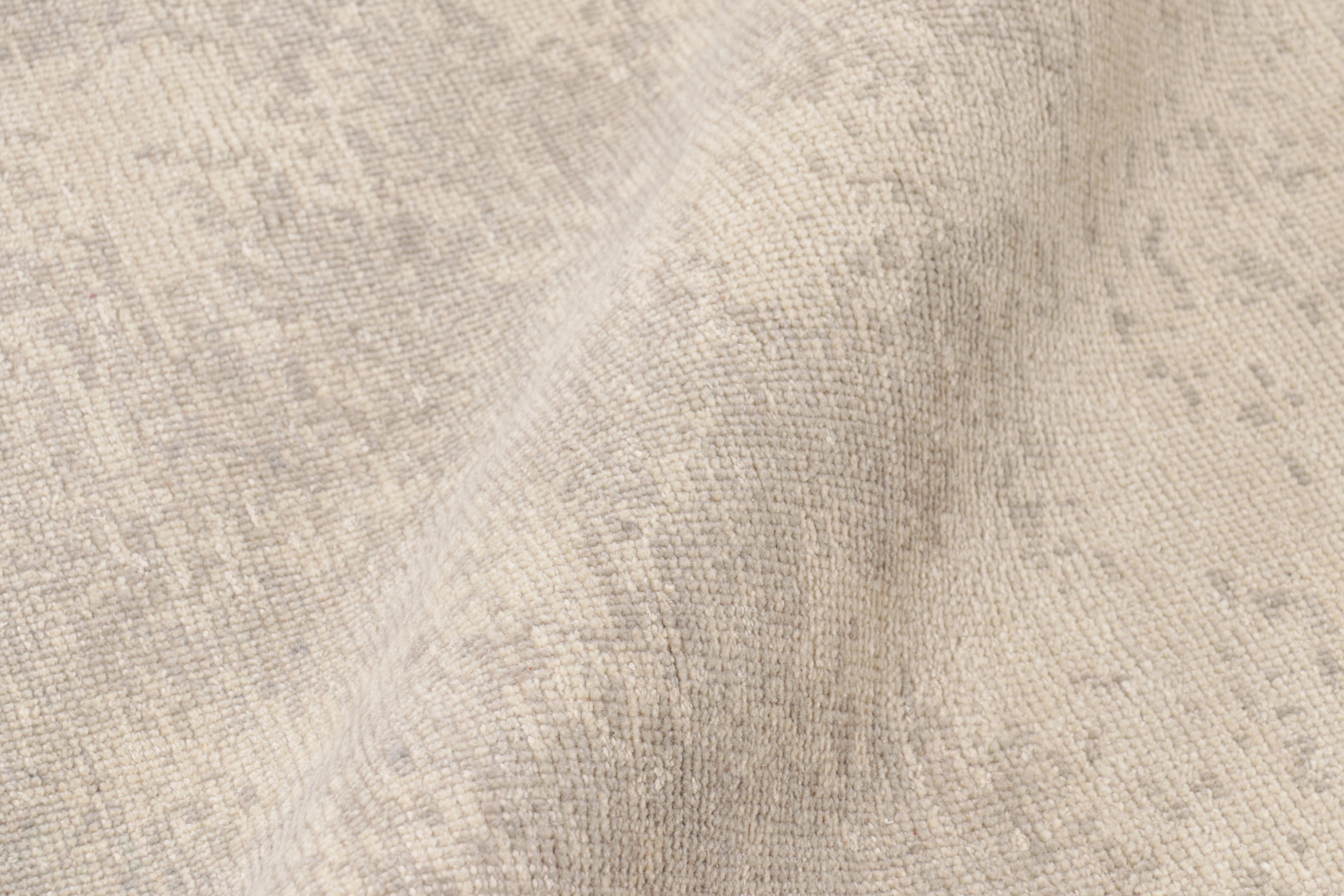 XXI secolo e contemporaneo Rug & Kilim è un tappeto astratto moderno e invecchiato nei toni del beige, del grigio e del nero. in vendita