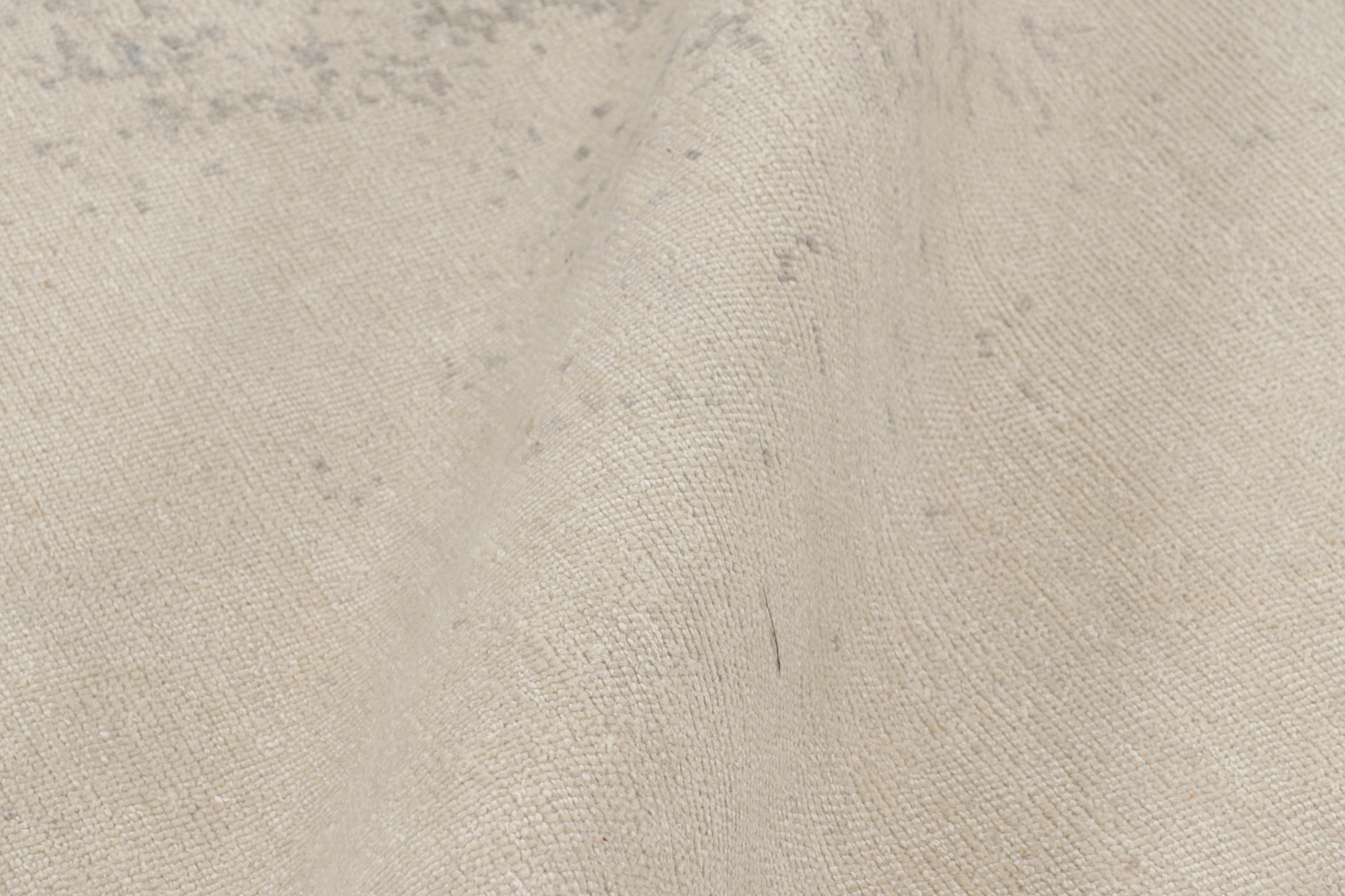 Lana Rug & Kilim è un tappeto astratto moderno e invecchiato nei toni del beige, del grigio e del nero. in vendita