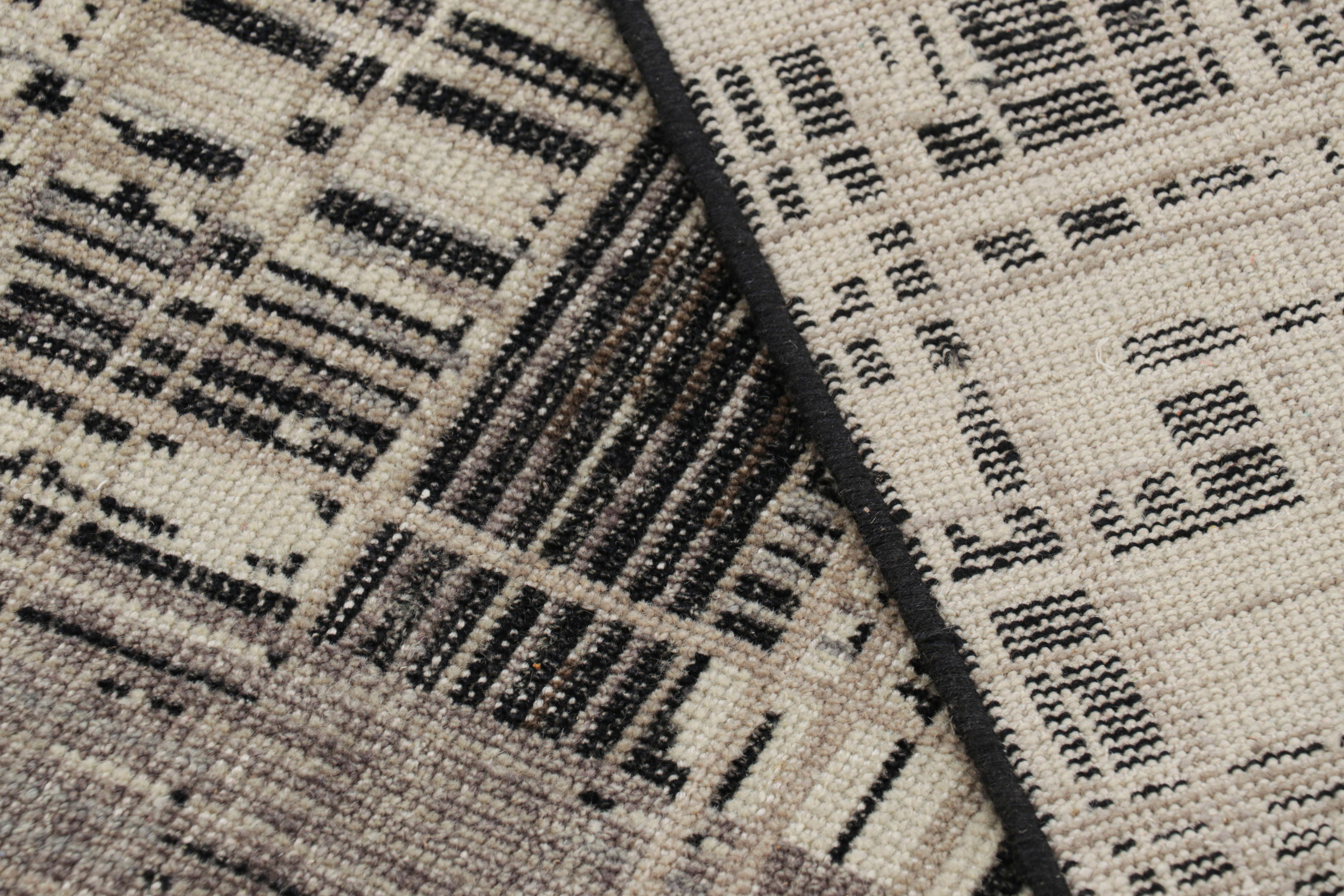 Lana Rug & Kilim è un tappeto astratto moderno e invecchiato nei toni del beige, del grigio e del nero. in vendita