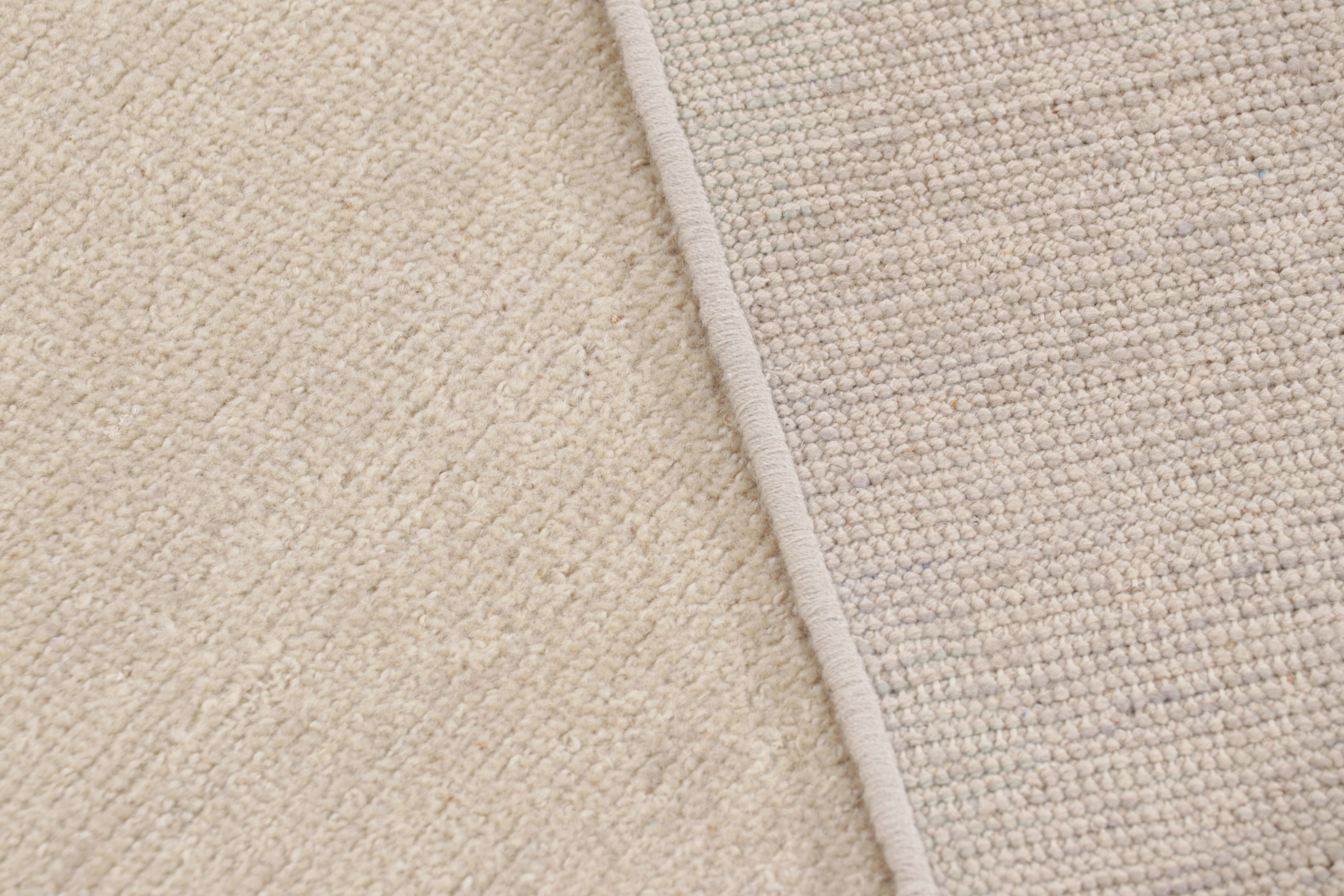 Lana Rug & Kilim è un tappeto astratto moderno e invecchiato nei toni del beige, del grigio e del nero. in vendita