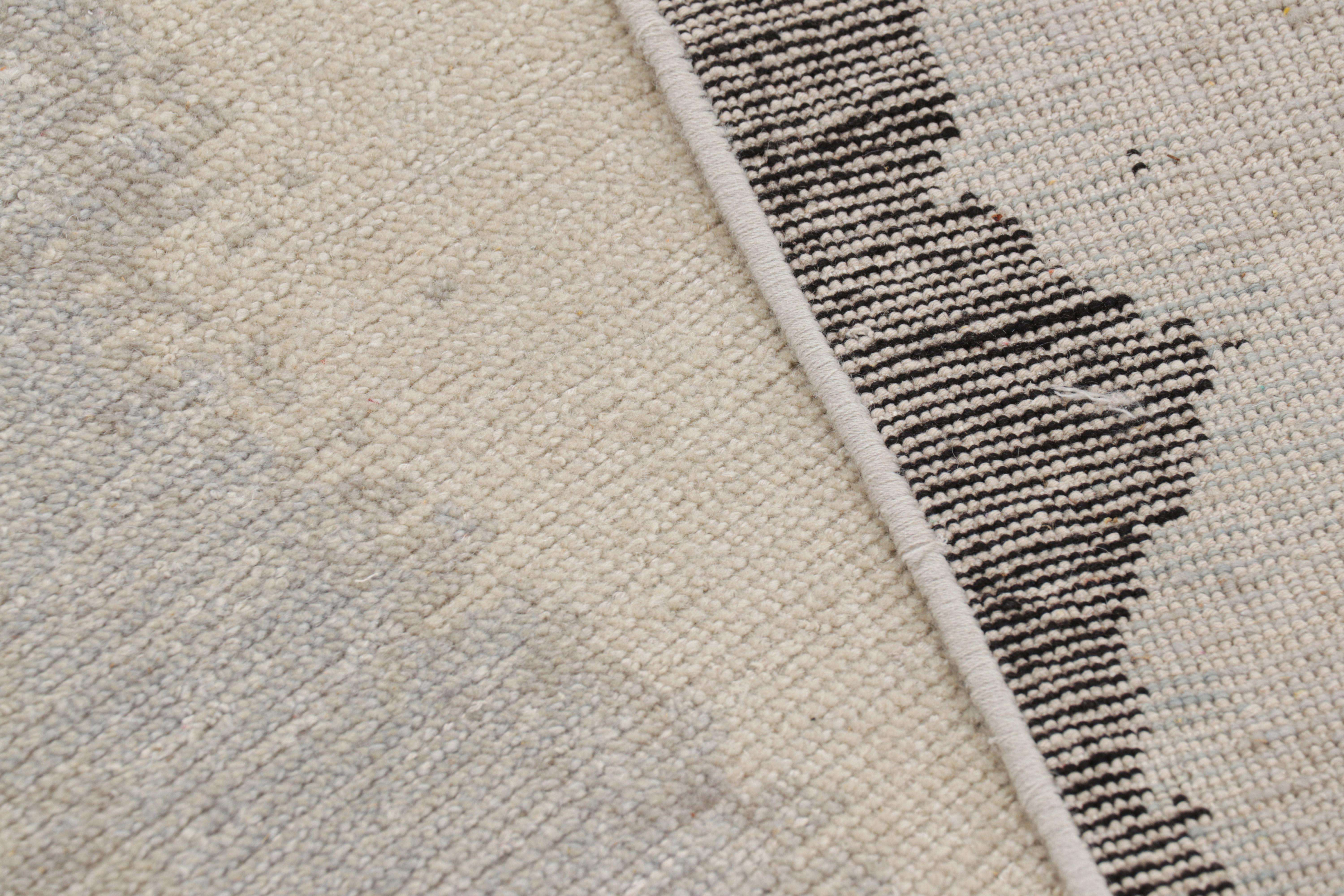 Rug & Kilim è un tappeto astratto moderno e invecchiato nei toni del beige, del grigio e del nero. in vendita 1