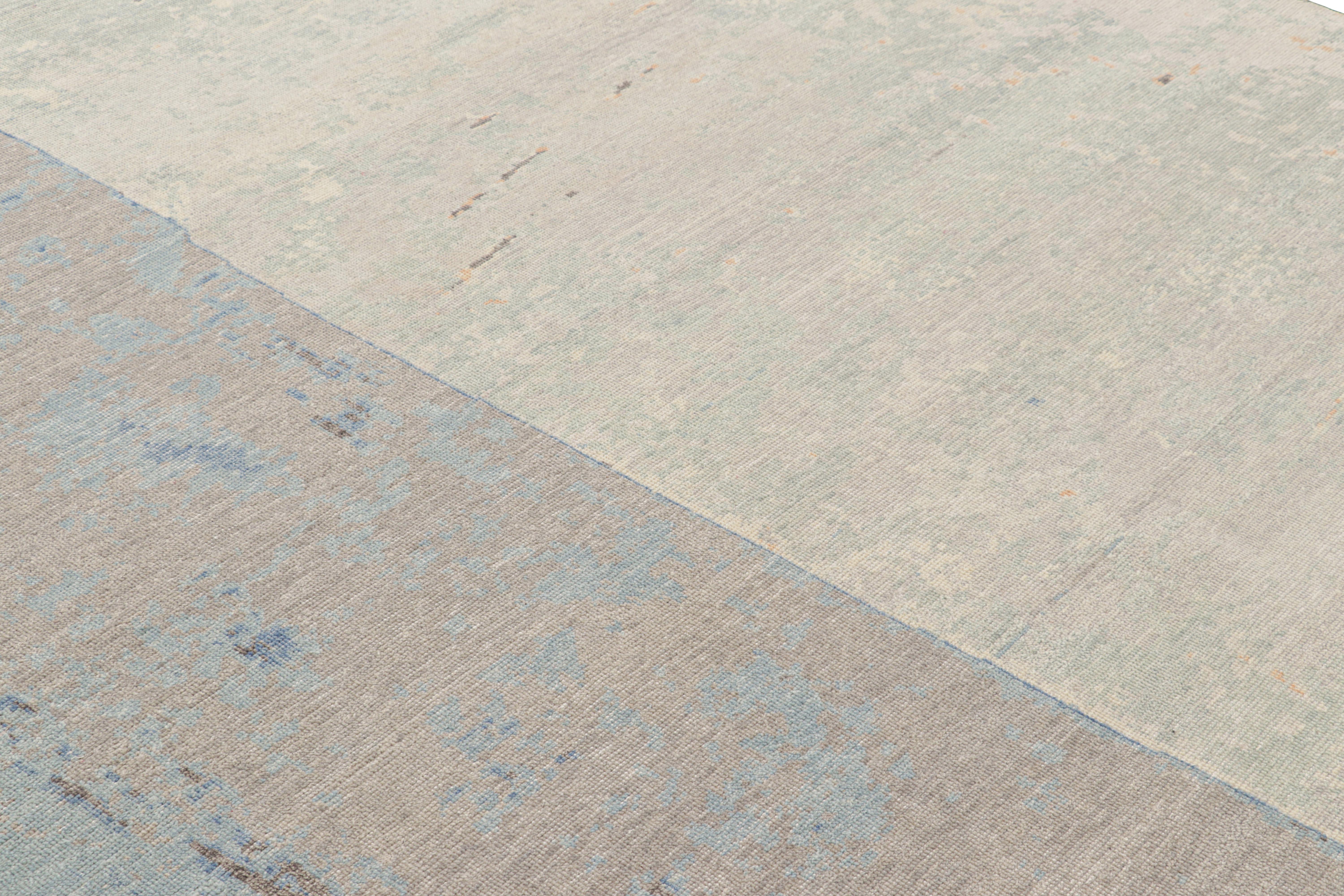 Annodato a mano in lana, questo tappeto moderno 8x10 originario dell'India, ispirato all'arte moderna con un motivo astratto, è un'entusiasmante aggiunta alla collezione Rug & Kilim. 

Sul design: 

Una nuova aggiunta ai tappeti fatti a mano della