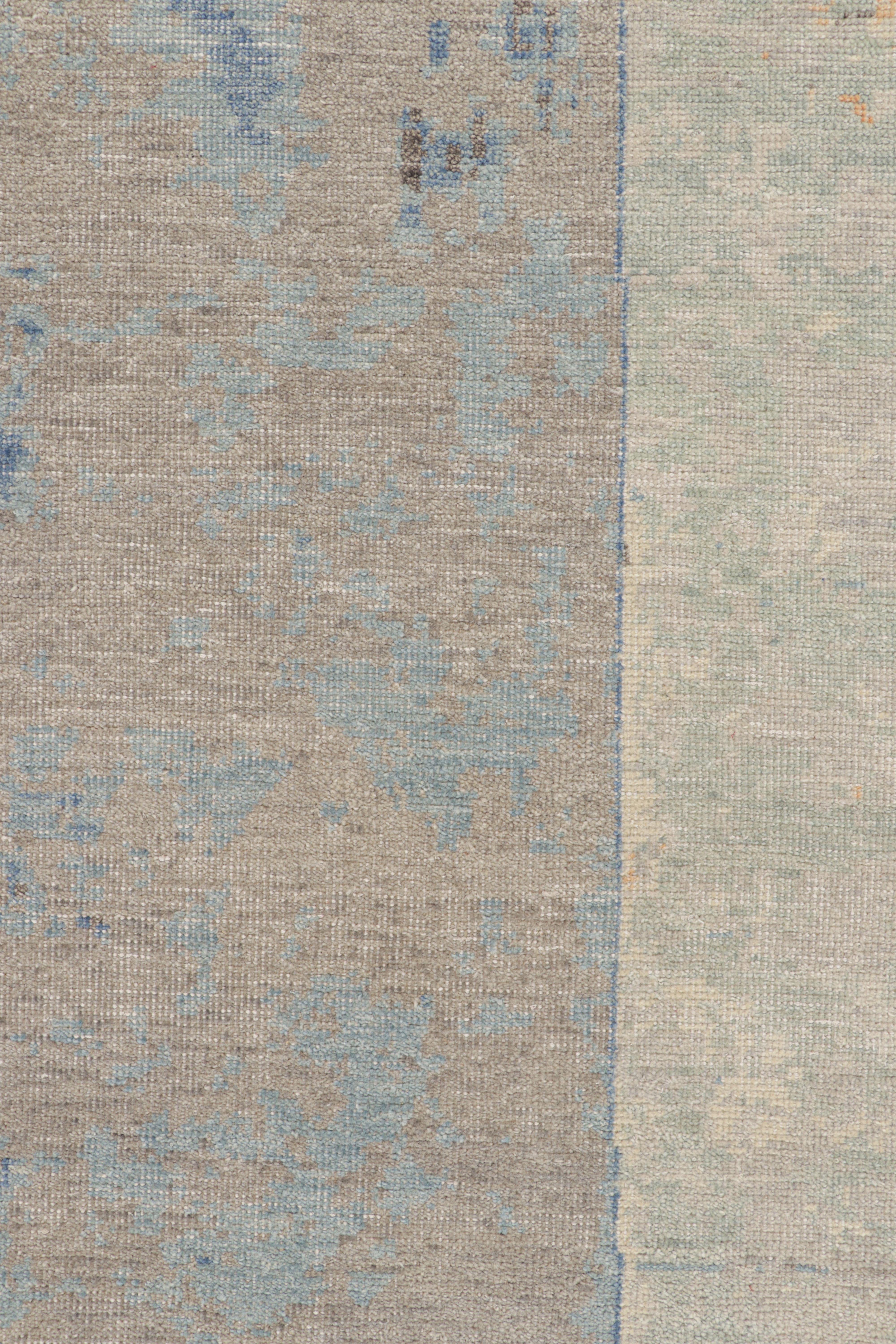 Rug & Kilim's Modern Distressed Abstract Rug in Beige-, Grau- und Blautönen (Moderne) im Angebot