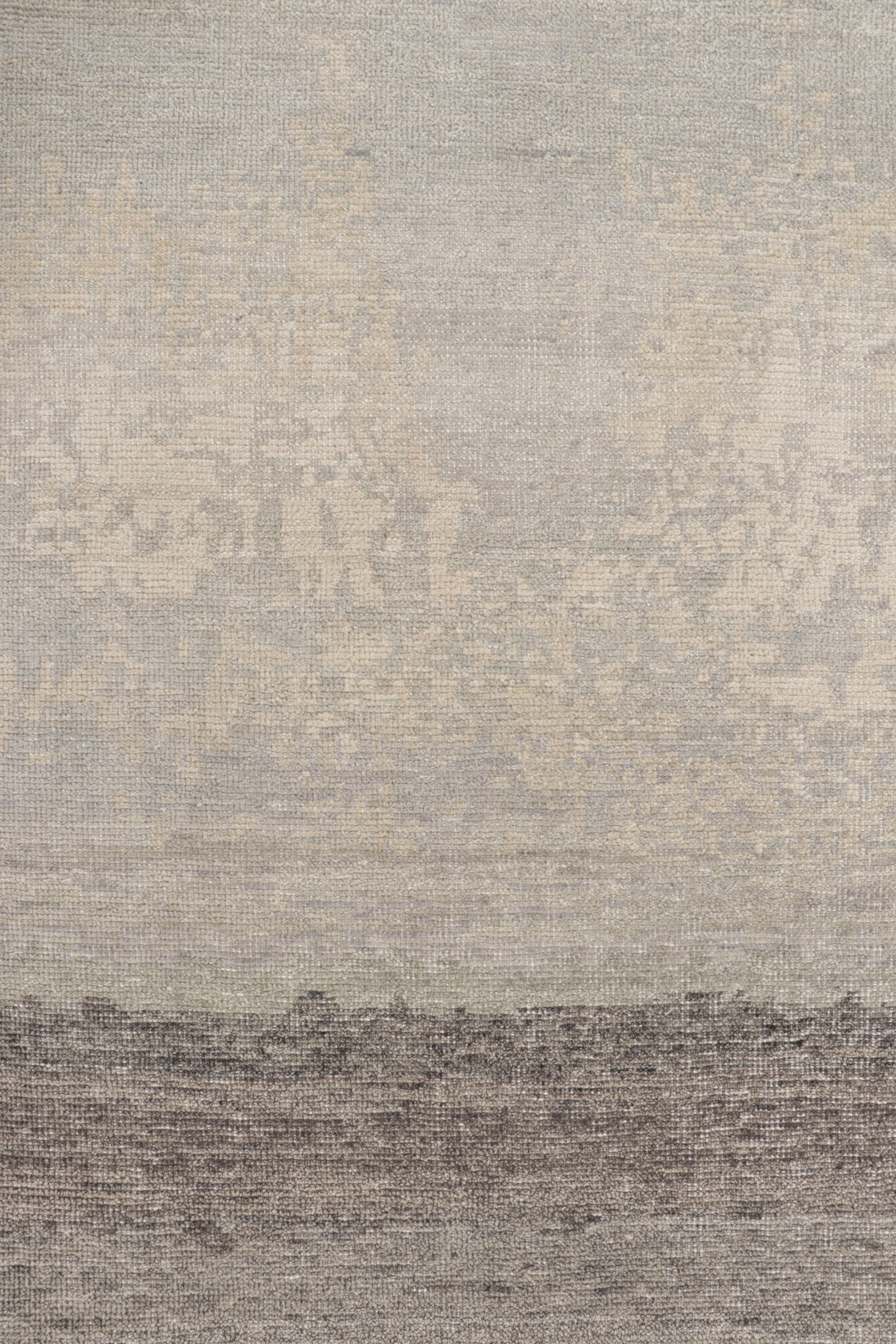 Moderno Rug & Kilim è un tappeto astratto moderno e invecchiato nei toni del beige, del grigio e del blu. in vendita